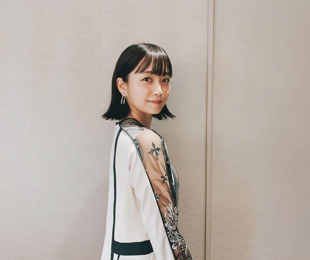 深川麻衣 のインスタグラム：「マイナポイント第2弾、 新cmが明日から放映されます！ 今日はその発表会見がありました。 着させていただいた衣装、腕のラインがレースになっていてすごく可愛かった…✨」