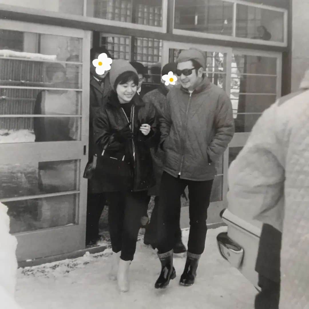 中村玉緒さんのインスタグラム写真 - (中村玉緒Instagram)「皆さん こんばんは、中村玉緒でございます。  今日は、夫 勝新太郎の命日です。  お花を下さったり、お墓にもね、参って下さる方の話も聞いてます。 ありがとうございます。  写真、まぁ若い時の北海道ですな。 私も綺麗なときですわ。(ぐふふふふ) ええですなぁ。  まぁ、今は自分の事を楽しく生きたいと思ってますけど、家族は私の１番ですね。 毎日手を合わせたり、話しかけてますよ。  人はね、良いこともあれば悪いこともある。 だからね、あんまり羨ましがったりそういう事はいやですね。  私はね、仕事人間なんでしょうな。じっとしてたら腐ってしまうんやないか？て思うてしまいます。  まぁ、元気ですからね。 楽しく生きたいと思うてます。  いつもここでも、街でもね応援を本当にありがとう◎  元気で楽しく、１つずつ。  またね  #北海道 #綺麗 #二枚目 #命日 #勝新太郎 #家族 #積み重ねたもの #掛け替えない #中村玉緒」6月21日 20時18分 - tamao_nakamura