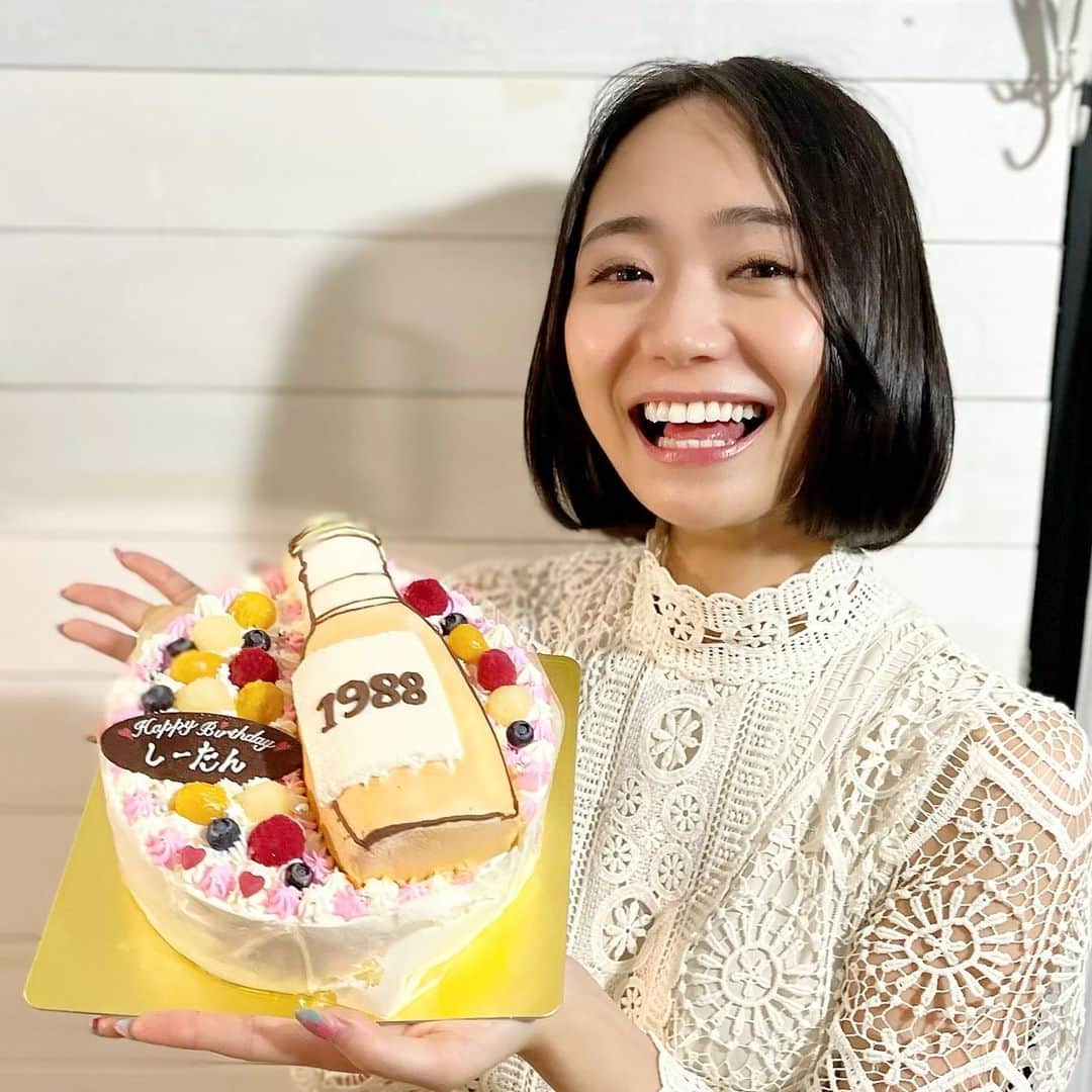 緑川静香のインスタグラム：「お仕事メンバーにちょっと早めのバースデーをお祝いしてもらいました🥹❤️ ⁡ 逆にサプライズ✨笑 ⁡ ちなみに誕生日は24日です！！！☺️ ⁡ あーいよいよかぁ、、、笑 ⁡ 可愛いケーキにテンションあがりました🎂❤️❤️❤️ 日本酒のボトルに1988が☺️ 熟成酒ですね✨✨✨笑  #やっぱお祝いされるって嬉しい #感謝感謝だ #ケーキ可愛すぎ #バースデーイベントは26日ね #ストーリーにURL載せておりますので #ご予約お待ちしてます❤️」