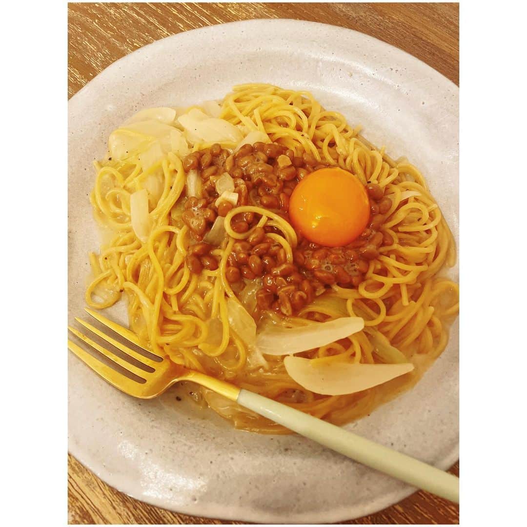 犬山紙子さんのインスタグラム写真 - (犬山紙子Instagram)「「黄えんどう豆」100%で作られたzenb麺。　@zenb_japan  体つくり中なので頼み、つるちゃんに納豆混ぜ麺を作ってもらった。（prじゃないよ）  うますぎる。  糖質30％オフ、たんぱく質3.6倍、1食で1/2日以上の食物繊維、低GI  というトレーニング中の私にはありがたい麺が、美味しいのが嬉しい😭 グルテンフリーでこんな美味しいんかい！という感じ。 もう当分パスタはダメかなって思ってたから😭 明日はラーメンにして食べる😭  #ダイエットレシピ #ダイエットメニュー #ダイエット記録 #ダイエット料理 #zenb #納豆パスタ #たんぱく質メニュー #たんぱく質 #食物繊維　#食物繊維たっぷり」6月21日 20時22分 - inuyamakamiko