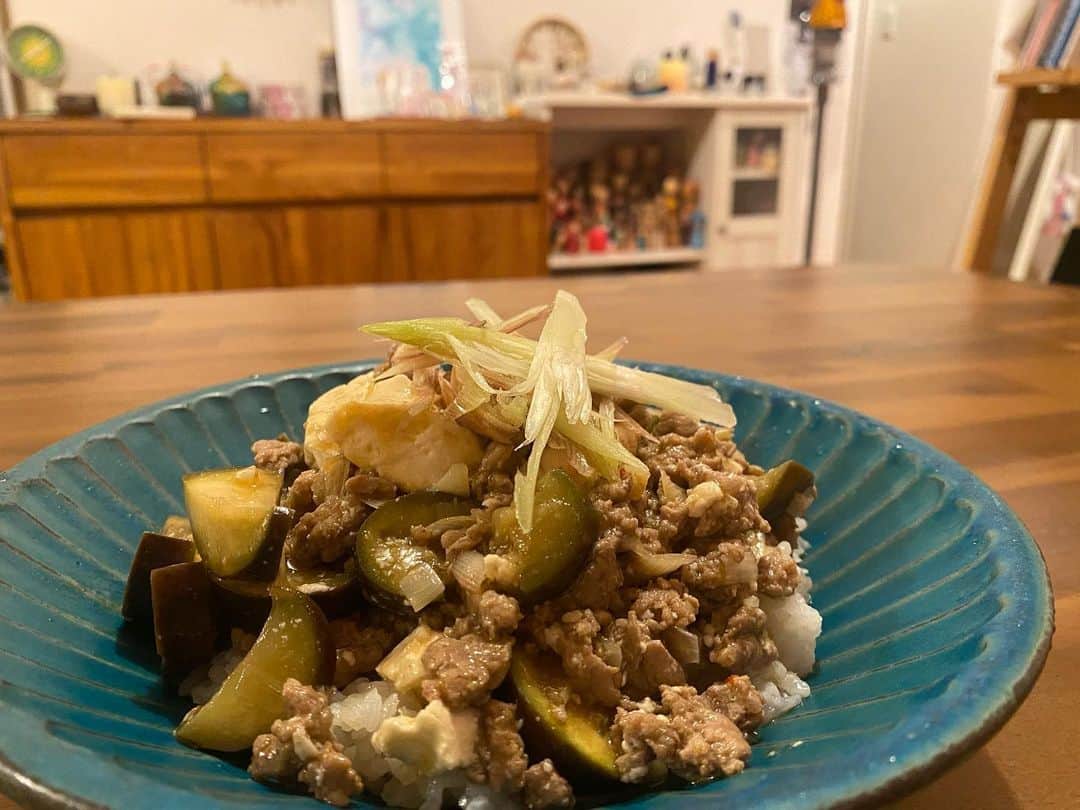 川村エミコのインスタグラム：「麻婆茄子丼！どどんがどん！  #突然のインスタライブ #覗きに来てくださった方 #ありがとうございます #🧡🧡😊 #お皿洗うの少ない方がよいから丼にしました #てへへ #🌟😊  #アーカイブ残せたっ！と思ったら 消してしまいました。」