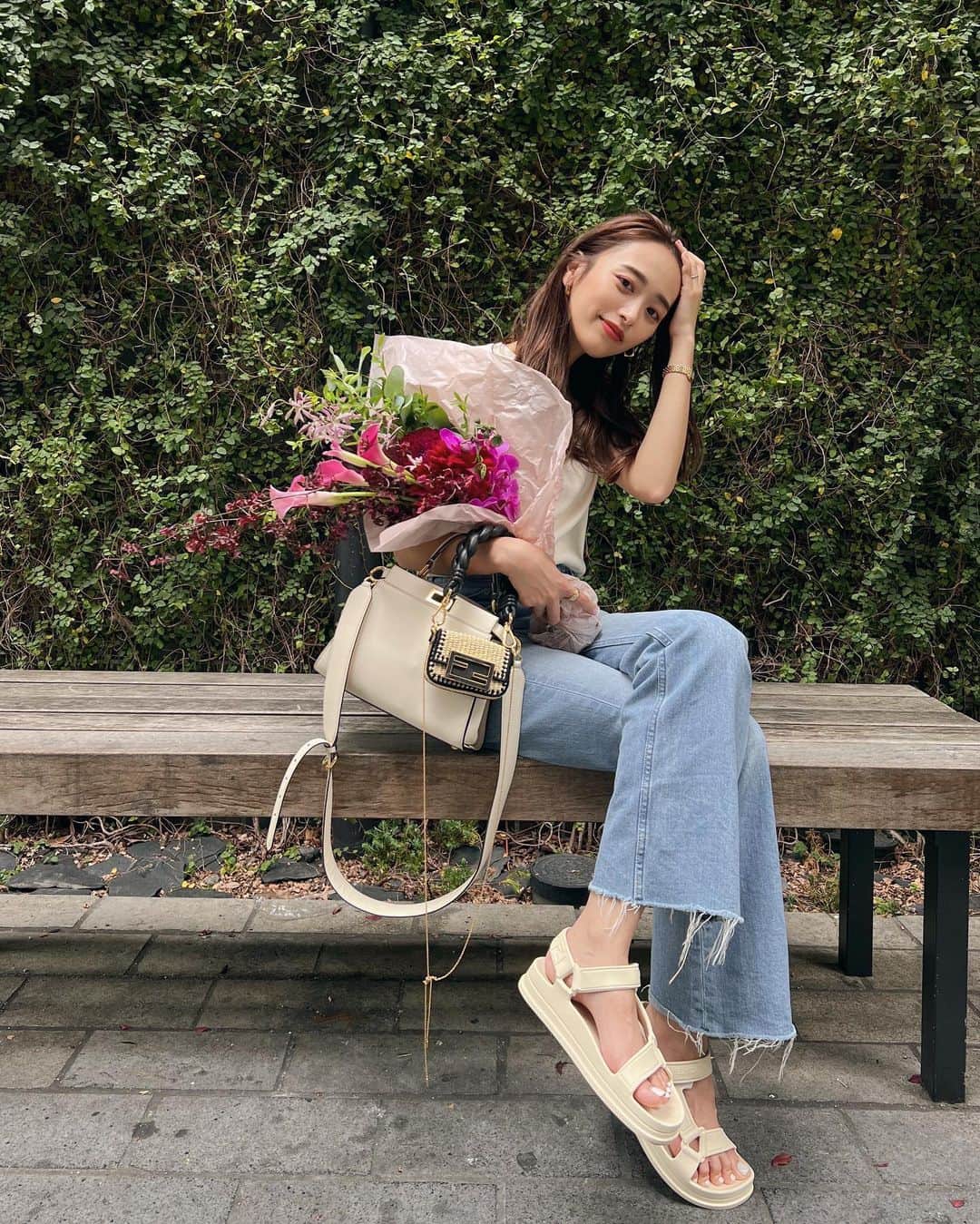 近藤千尋のインスタグラム：「お仕事でいただいたお花、 嬉しいなぁ~❤️🥰 たまには前髪なしのわたくしです！ この後、髪の毛がやはり邪魔で お団子して帰りましたとさ。笑  サンダルは今年仲間入りした @fendi  のもの😍 シンプルで歩きやすいものを探してたから ヘビロテします👋  またインスタが溜まってるから 更新しまくりますよー！！！！  寂しいから、 いいね、コメントたくさんしてね🥹💕笑  #Fendi #FendiSS22、@fendi」
