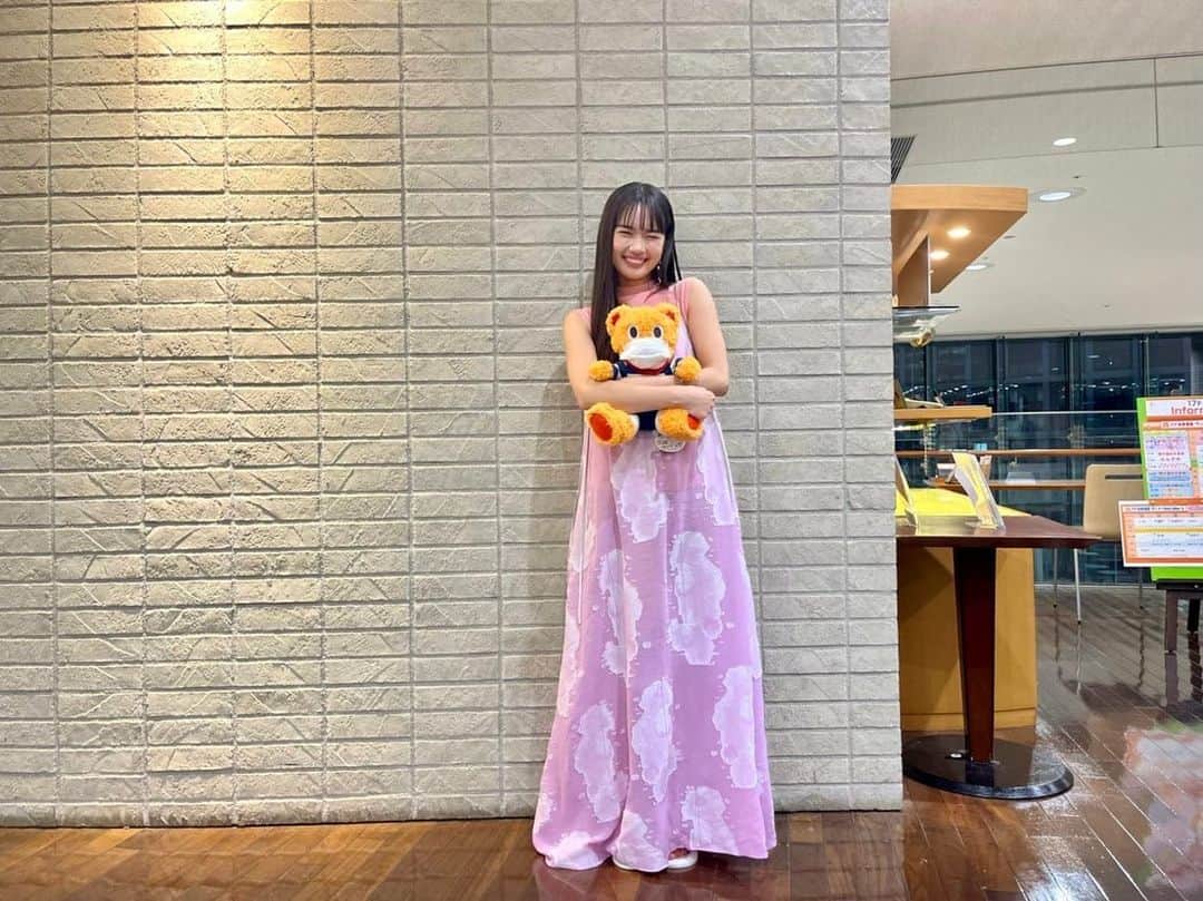 新井舞良のインスタグラム：「#さんま御殿 ご覧いただきありがとうございました！  優しい皆さんと楽しくトークできて、幸せな時間でした〜！！！  衣装です👇🏻 👗top & one-piece : @lautashi  💎earrings :  @luna_folium 👡sandals : @charleskeith_jp」