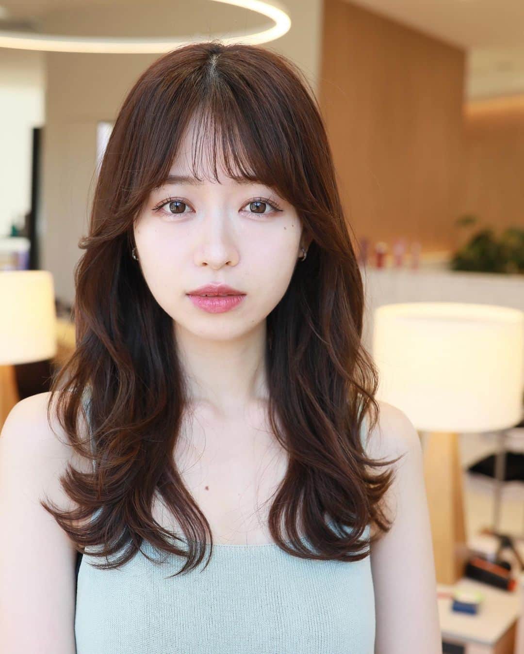 佐藤 康文のインスタグラム：「人気の韓国風ロングスタイルです✨  コテはRefa32ミリ  スタイリング剤はoggiottoバームです  #韓国風ヘア #ミルクティーブラウン #ガレリアエレガンテ栄#デザインカラー #インナーカラー#外ハネ#美容師#美容院 #撮影モデル#ヘアスタイル#ヘア#アレンジ#ヘアアレンジ#hair#hairstyle #ヘアカラー#ヘアカタログ#ヘアセット#髪質改善#名古屋美容室 #」