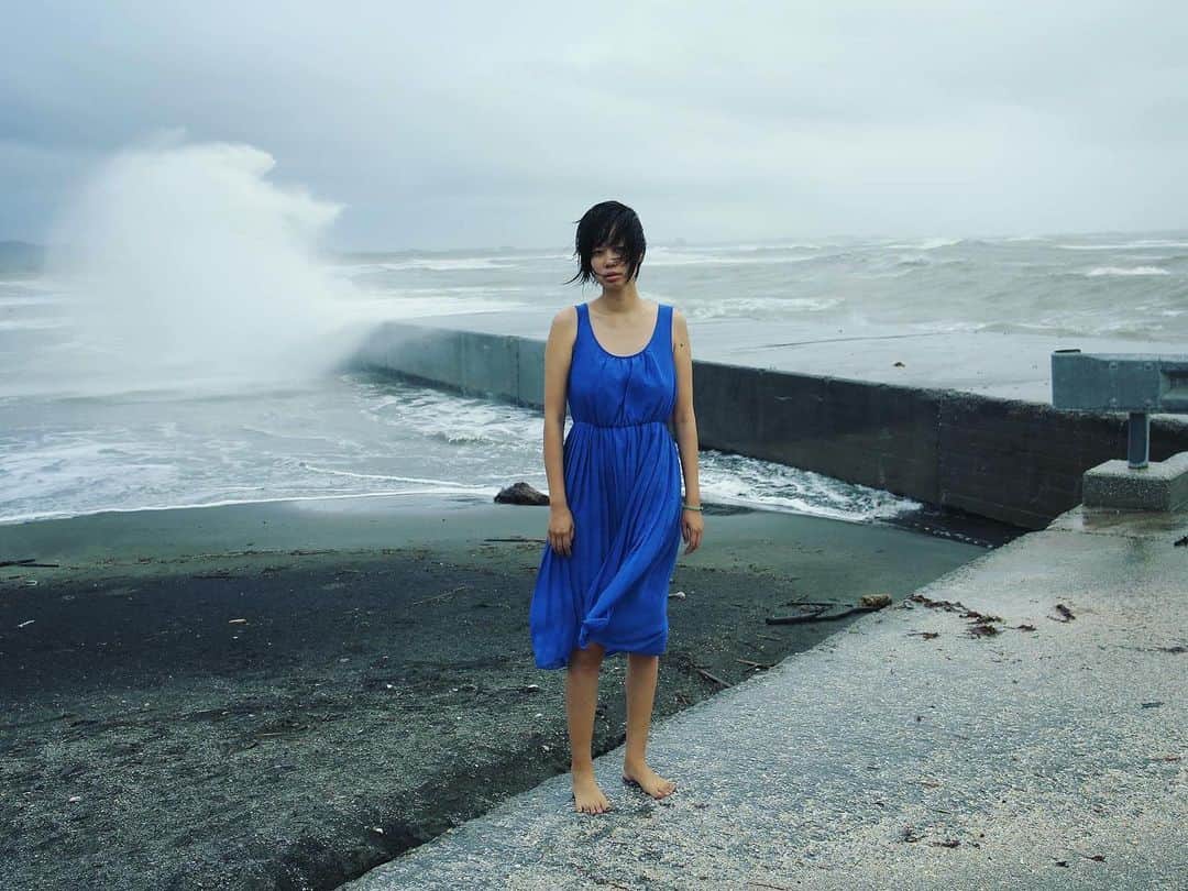 片山瞳のインスタグラム：「ザパーン🌊🌊🌊  洗い流せ〜🌊🌊🌊  Photo @alao_yokogi   #海　#sea  #photo #photography #hitomikatayama #片山瞳」
