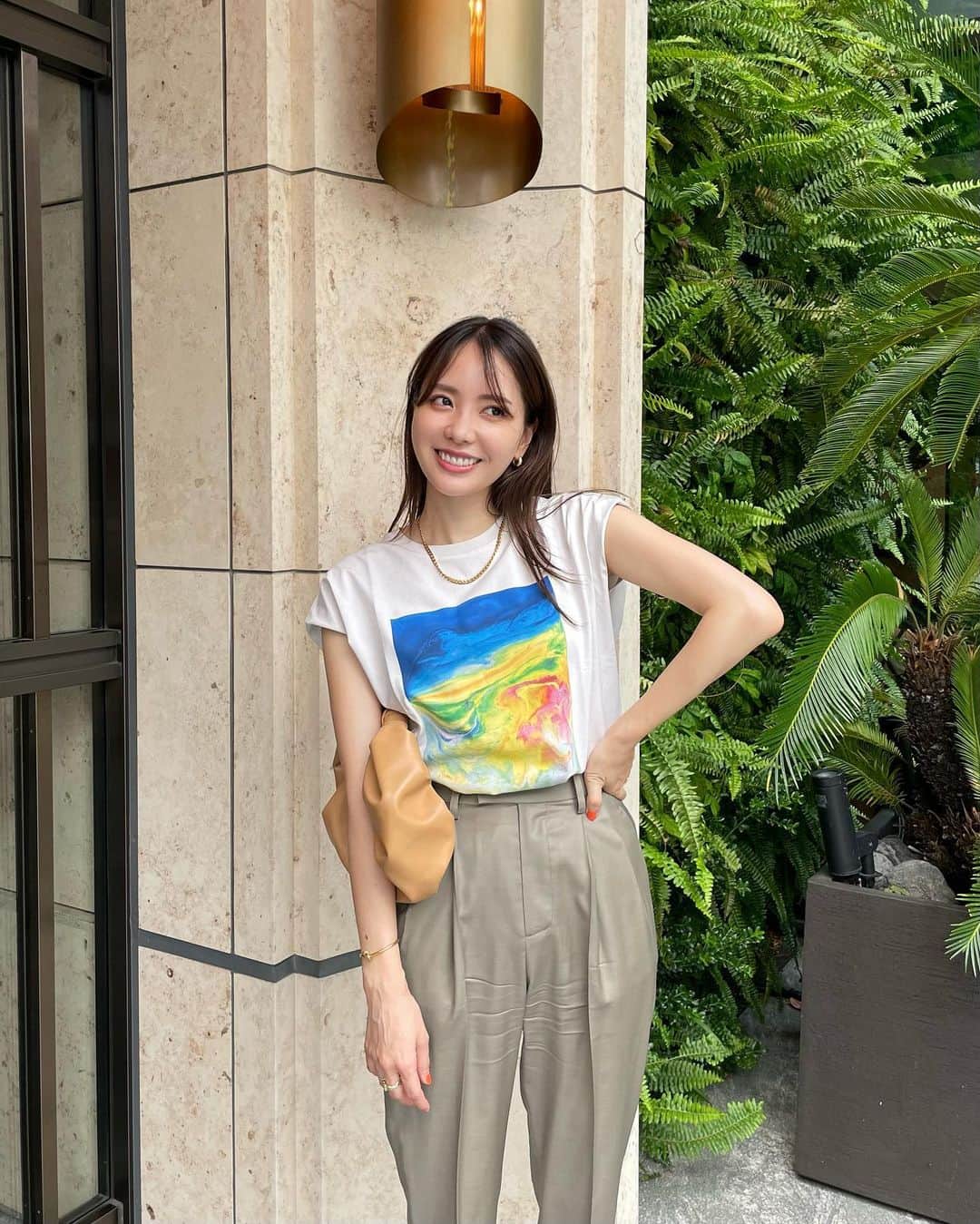Aoiのインスタグラム：「まだまだTシャツブーム冷めやらぬ状況です🦭 @plst_official のアートコラボTシャツが夏っぽくて可愛かったので早速着用🐡 お袖が長かったので、勝手にinして袖短くしてます🌪  @stylings_official の珍しいカラーのパンツとともに🌸  この日なおちゃんに @nao70818 私のコーデの組み合わせが珍しくて可愛いと言ってもらえて嬉しかったです🥹❤️  #Tシャツ#Tシャツコーデ#フォトT#パンツスタイル#レディースファッション#春コーデ#plst #plstコーデ  #シンプルコーデ #カジュアル#トレンド#クール#トップス#バッグ#平均身長コーデ#fashion#ootd#cordinate#大人カジュアル」
