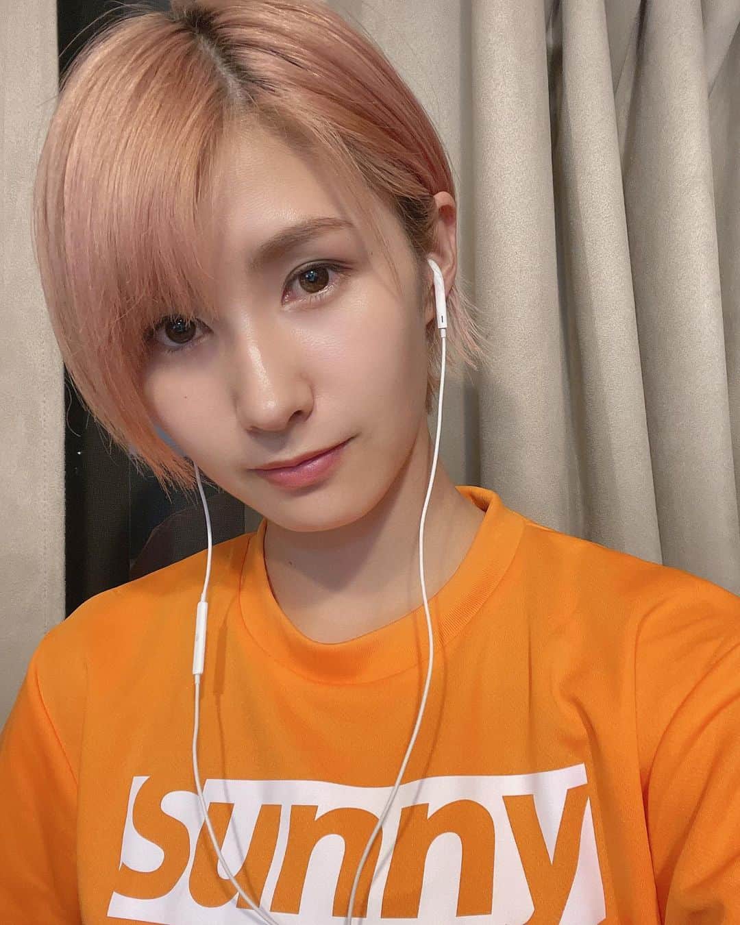 加藤優のインスタグラム：「.  今日のさにー塾も雨でした🥲 火曜日は早く外でやりたいですね😭☔️  YouTubeの方は、 ピンクヘアにしたのでそれについて動画作成中ですっ！  いつもコメントくださる皆さま ありがとうございます🥳  #さにー塾 #sunnycatchball女子野球塾 #サニーキャッチボール女子野球塾 #女子野球 #加藤優 #ピンク髪 #ピンクヘアー #ピンクヘア #ピンクヘアカラー」