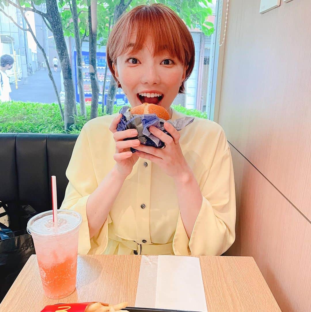 のインスタグラム：「🍔🍔🍔  今日は夏至。  あ、全然関係ないんですけど  どうしても 食べたかったものがあり  マネージャーさんを誘って 現場近くのマックへ。  うううんんんまっ！  初サムライマック  炙り醤油風ソースと 甘辛の玉ねぎに感動。  ドリンクの微かに感じる 熊本県産スイカフィズも 爽やかで良かったです。  あと、初めてといえば  右唇の上に人生史上最大のニキビ。  ピーク超えたけど めっちゃ痛かったなぁ。  そして初めてといえば 髪も初ピンクオレンジに。  最近、初めてのことが 多くてオラ、ワクワクすっぞ！  #初」