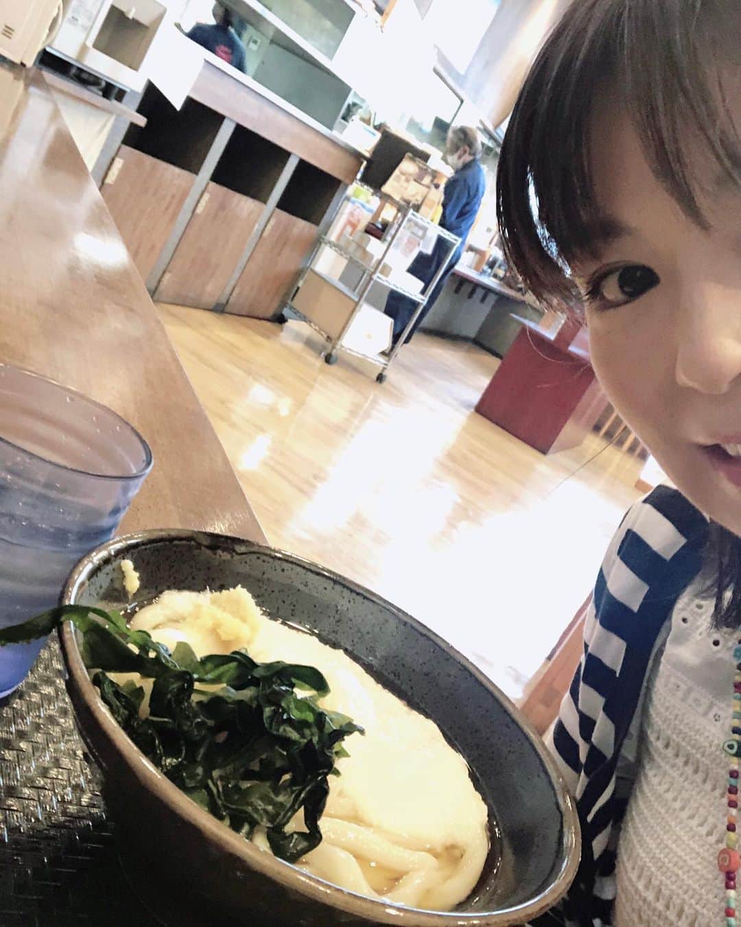 中野美奈子のインスタグラム：「うどん県にてロケ。 楽しかった！笑いすぎた！そして久しぶりの再会にほっこり。  放送日はまたお知らせいたします。  早くスタンバイできたので、集合まで1人朝うどん。 ロケで笑ってお腹空いたので、帰り道、ひとり讃岐ラーメン。 せっかく近くを通ったので、家族に絶品ベーカリーアメリさんのパンをお土産に買いました。  心もお腹も満たされた一日。 ロケ隊のみなさま雨の中、お疲れ様でした。 帰りにうどん食べられたかな！？  #うどん県 #讃岐うどん　からの #讃岐ラーメン #炭水化物まつり  #はまんど本店  #painandcafeameri  #アメリ  #中野美奈子 #ワカメ飛び出し注意」