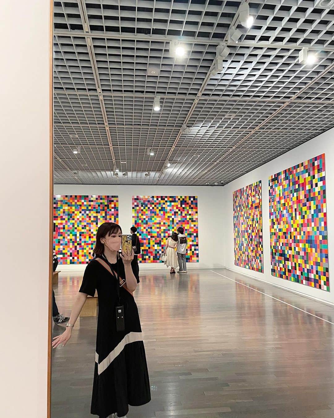 のインスタグラム：「🪞🟥💡 #ゲルハルトリヒター展  偶然と必然についてのテーマにて。  自分としてはね  偶然が繋がって 結果振り返ったとき必然になるのだと ただ漠然と思っていたけど、  戦争とかある意味必然の出来事を 偶然のせいにしちゃだめだな。  とか  逆に もっと自分で自分を プロデュースできるような 必然を作っていけるような人になりたい。  とか  考えられる時間がとても 贅沢でした🟥  #ゲルハルトリヒター  さん もう90歳だよ。 こんなこと言ったら失礼なのだけど、 最高のイケオジだよね☺︎  私も最高のイケオバになりたいやぁ☺︎  音声ガイド#鈴木京香 さんの声 最高でしたわぁ〜🎧  #美術館 #東京国立近代美術館 #偶然と必然 #イケオジ#🪞#🟥#💡」