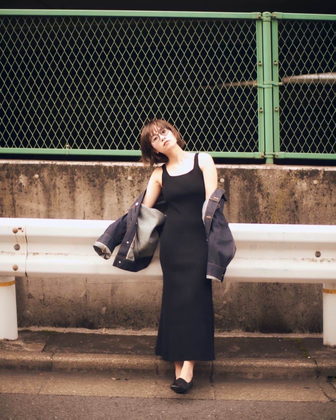 のインスタグラム：「🖤  昨年からヘビロテしてるヒラキタンクで信頼を置いてます  @_katojun_  さん × @noble.jp コラボワンピ〜。  気になってて試着してすぐ購入しました✌🏻  シルエット、丈感、サラッとしてて素敵です✨ ヘルシーでセクシー。品のある肌見せが本当にお上手。  ショートカットにも似合ってる🤭」