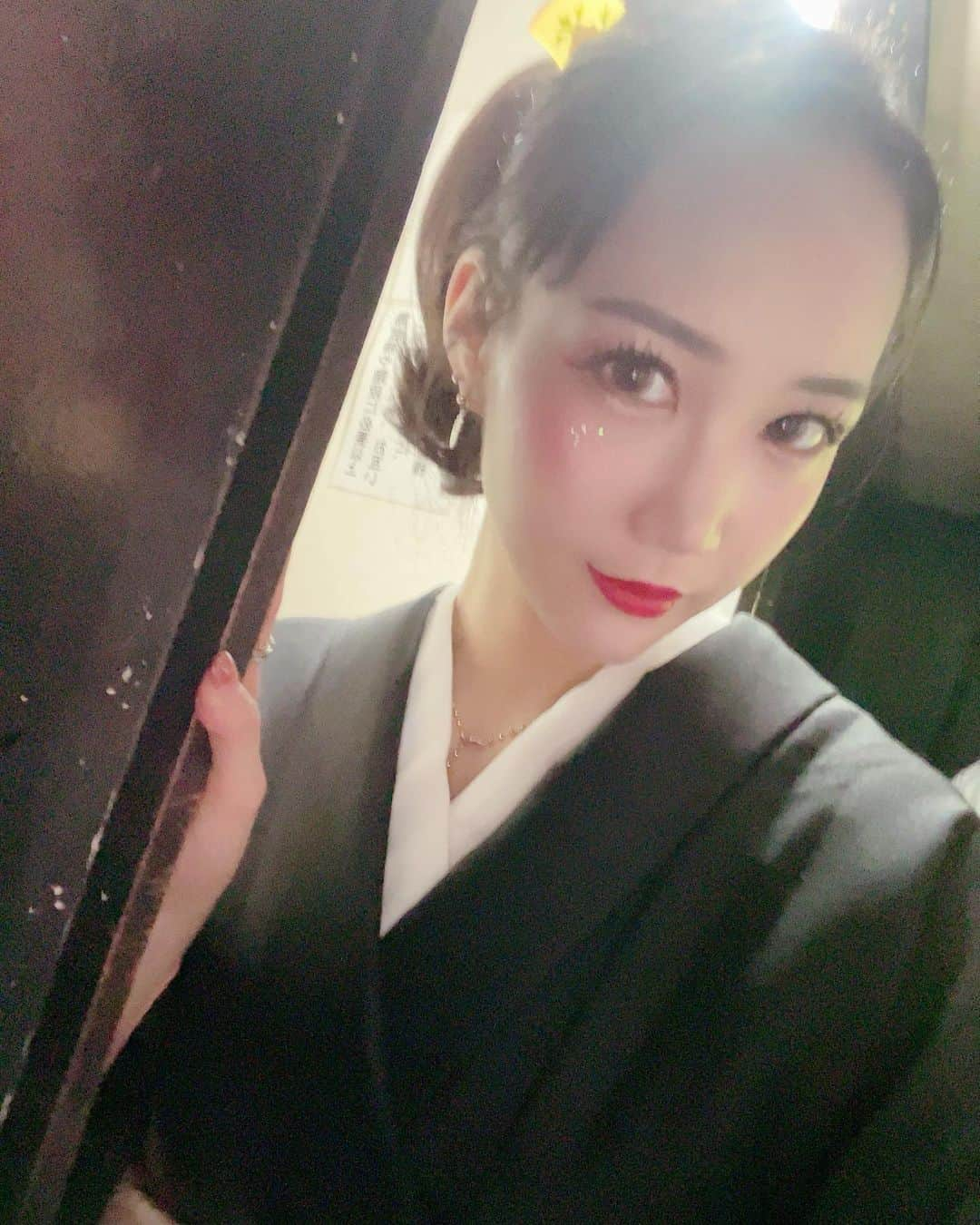 橋下まこさんのインスタグラム写真 - (橋下まこInstagram)「沢村れいかお姐さんの 「女賭博師🎲」 2代目継承いたしました🙌  お姐さんと一緒に乗った 最後の浅草秘すれば花3rdの楽日 本当に勇気を振り絞って とても厚かましいお願いで 申し訳ないのですが お姐さんの女賭博師がやりたいです 大好きなんです とお伝えしたところ 本当に快くお願いを聞いてくださって🥲  少し早いけど、蝉が鳴くこの季節を 楽しみにしていました。  この演目好きだったんです。 引き継いでくれてありがとう。 そう言って頂く事が多くて 時には涙して頂くことも🥲🥲  皆様から頂くお言葉や反応から 本当にすごく愛されていた演目なんだなぁ と感じました🥺🥺  れいか姐さんへの尊敬の念、 責任を持って大切に そして末永く踊っていきたいです！  今はまだ2代目就任したてですが 年を重ねるごとに、この女性も 立派な姐御になっていってほしいと… その成長を重ねて見て欲しいです🥹  来月頭の川崎、結のニューアートでも やらせて頂きます☺️☺️  沢村れいかお姐さん 本当にありがとうございました！💕  #沢村れいか お姐さん #橋下まこ #踊り子 #ストリップ #ストリッパー #ストリップダンサー #ロック座 #舞台 #表現 #ダンス #女賭博師 #着物 #丁か半か」6月21日 22時34分 - hashimotomako