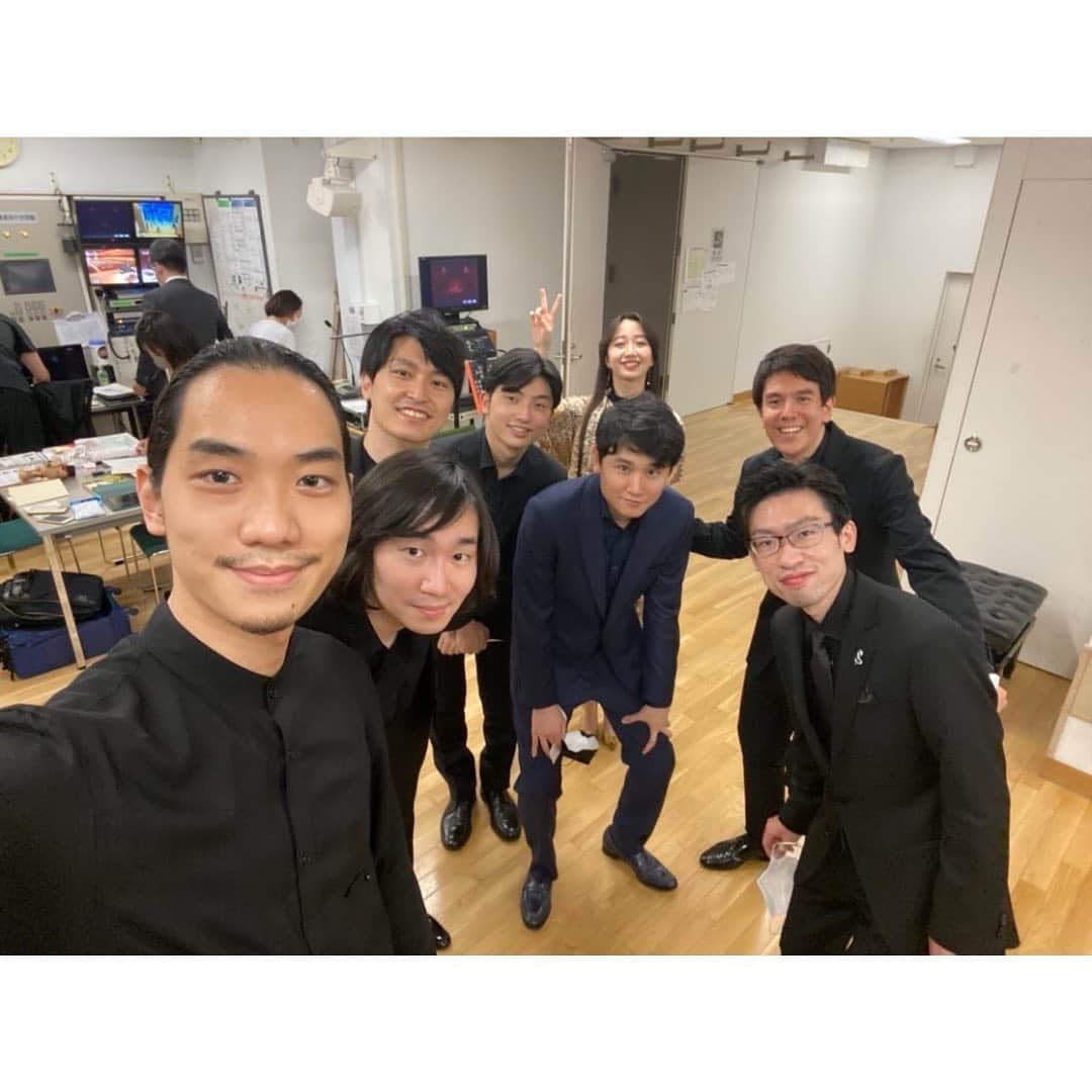 のインスタグラム：「19日のオペラシティでの楽しい写真達を！！！ ・ 1: 何となくその場にいた皆様と！ 2: 共演させて頂いたみゆ様と！ぐー！！ 3: 自分が出演したあとは客席で聴いてた時の記念の1枚。上が綺麗なんだぁ〜。。 4: 混ざりきれてないスムージー 5: 坊（千と千尋の神隠しより）と愉快な仲間たち （4.5は©️ @scott_and_thomas 知樹様より）」