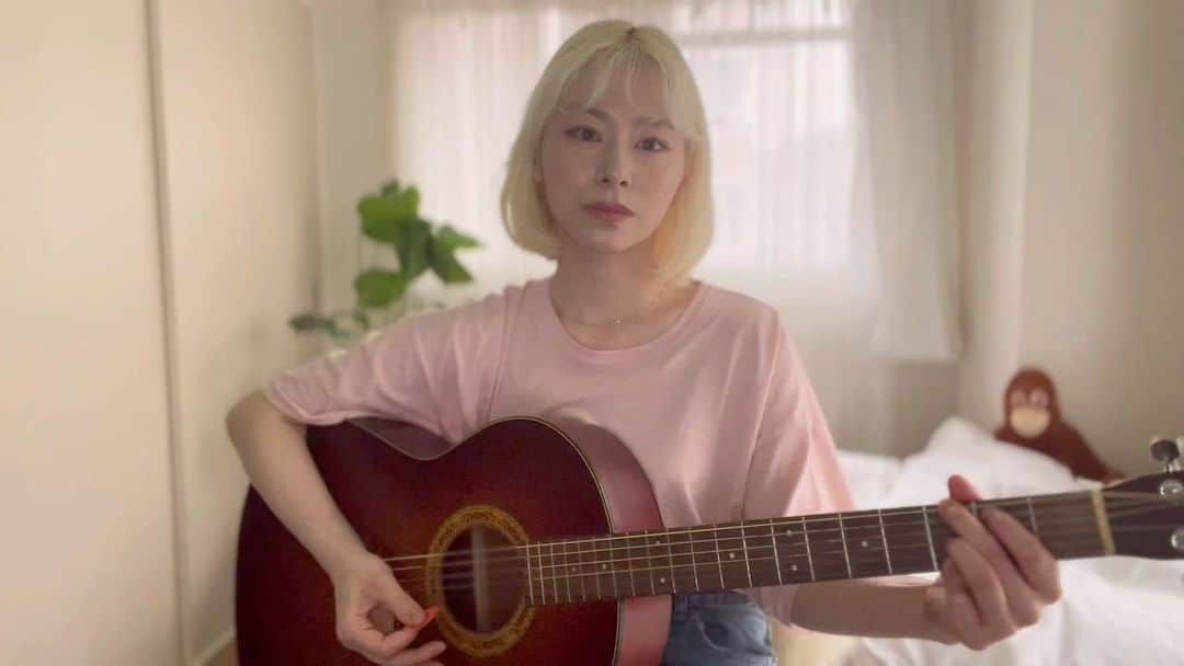 木下美咲のインスタグラム：「怪獣の花唄/Vaundy  楽曲を知れば知るほど、ここまで捉えどころがなくなって、世界観が果てしなく広がってくアーティストは初めてかもしれない。ワクワクする、好きです。  ※うちの小さな怪獣が見守っております。 #怪獣の花唄 #vaundy #弾き語り #ギター弾き語り #ギター #cover #coversong #guitar」