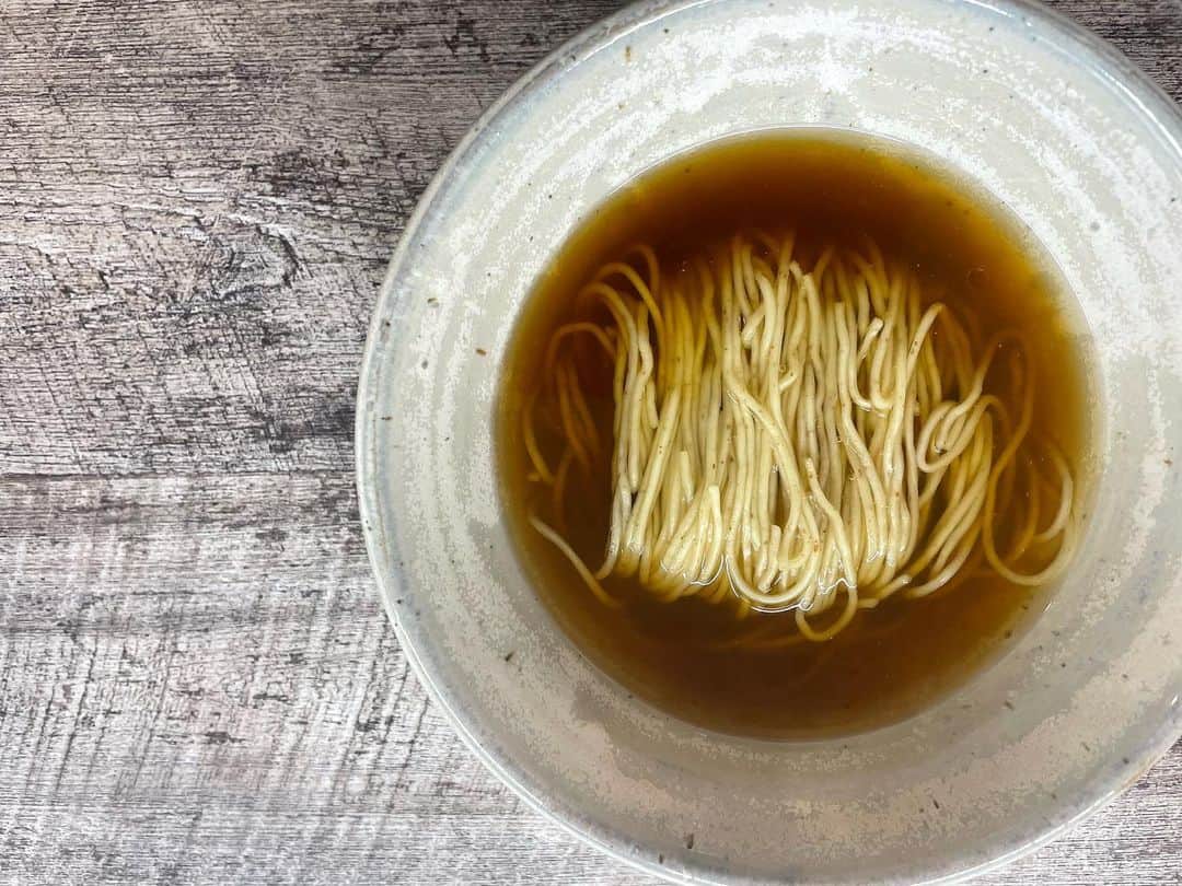 無化調ラーメン「ゆきふじ」のインスタグラム：「『ダブルオイルの醤油ラーメン』 という名前にしておこう  何が正解かはわかりませんが、自分の中で合格点が出ましたので提供致します。  木曜日から1週間限定です。 トッピングの列の端に醤油変更のキーがあるので、塩ラーメンの食券と一緒にご購入ください。  ※具が乗ります  #醤油ラーメン #中華そば」