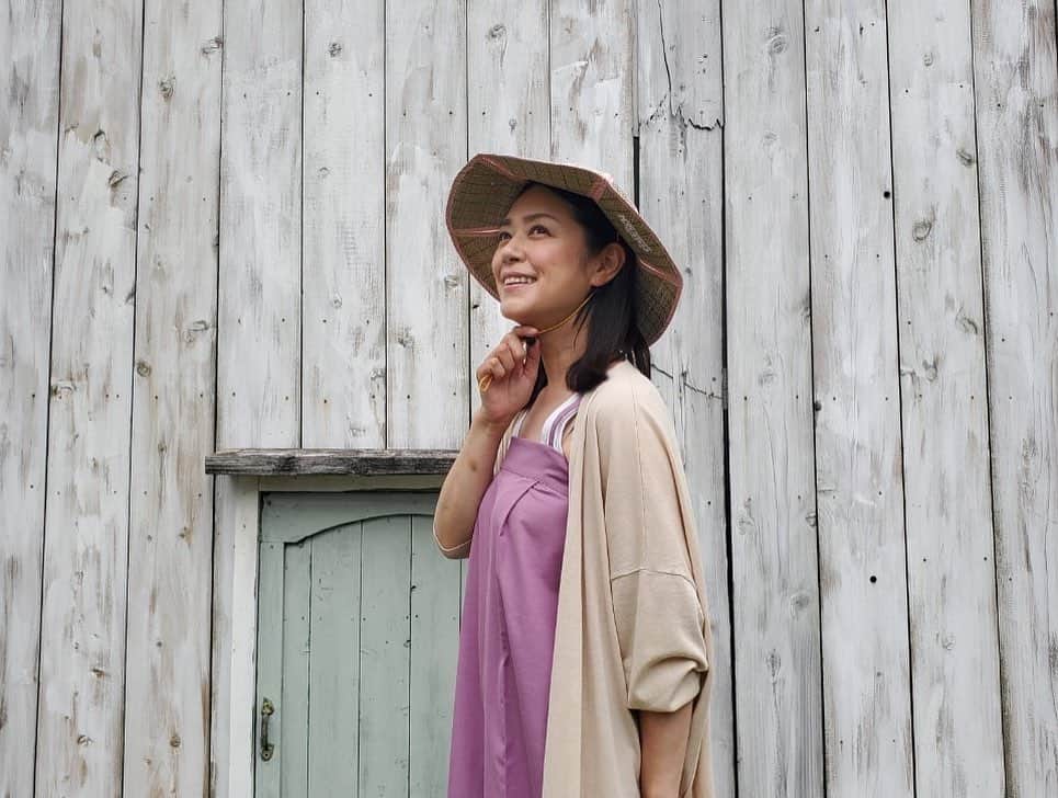 加藤紀子のインスタグラム：「食べて美味しいヤンガオ　@yanggao_ngy  から、被って嬉しいヤンガオ帽！  スタジオまで この格好で向かったけど 「畑の方がしっくりきそう❤️」 楽しみ一つ増えました。  今、ヤンガオさんは代官山TSUTAYAにて popup中とのこと。 色違いも欲しい…かも。」