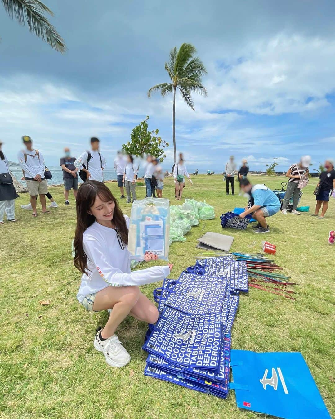 宮内理沙のインスタグラム：「beach cleanup day🌍✨  今回のメインのビーチクリーン💐 コロナの影響で急激に増えたマスクのゴミが海に流れ出ているという現状を受けてMake Up Earthという企画が新しく立ち上がり、そこに参加させていただきました😊  現地の環境保護団体の方達とクリーン活動をさせていただきました🙏 シャツもトングも袋も可愛くてテンション上がった😋 そして物凄く本気を出した結果表彰されました😆✨  おしゃれして現地の団体の方達と交流しながらの活動はとても楽しかったですし充実した時間を過ごせて嬉しかったです🥰  この次の投稿で今回のハワイの企画に参加させていただいた理由を載せさせていただきます🙏🎀  #しっかりじゃんけん負けました #MakeUpEarth  #2Zi #地球を綺麗に #sdgs #アフターコロナ #aftercovid19 #travel#toure」