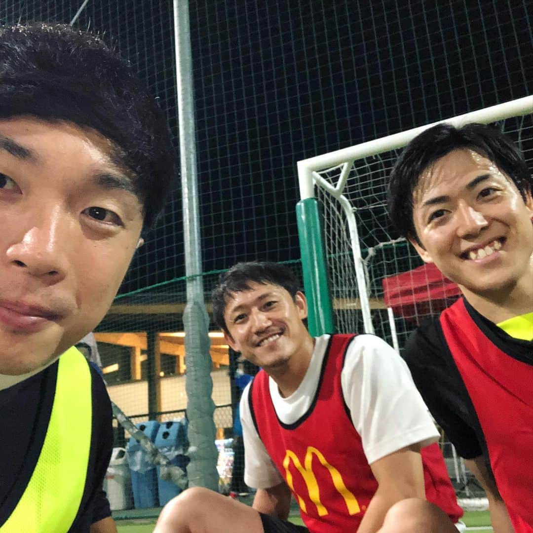 小山英機さんのインスタグラム写真 - (小山英機Instagram)「. ドナルド・マクドナルド・ハウス支援チャリティフットサル大会に 日刊スポーツチームの助っ人日本人として参加させて頂きました⚽️ 予選リーグで、北澤豪さん率いるチーム北澤と試合をして 北澤豪さんにバチバチに潰して頂きました🥹(足腰ハンパなかった) 試合の合間には、加地亮さんとの実況&トークショーもさせて頂きました🥹(ボケ数ハンパなかった) 一生、色褪せる事のない最幸の思い出になりました🌈🌈 . #得点王狙いに行きました #結果は #トップに1点足りず #2位 #悔しすぎた #帰ってから坂道ダッシュ8本しました #そして坂道ダッシュから帰ってからバーピージャンプ50回しました」6月21日 23時00分 - monkoya13