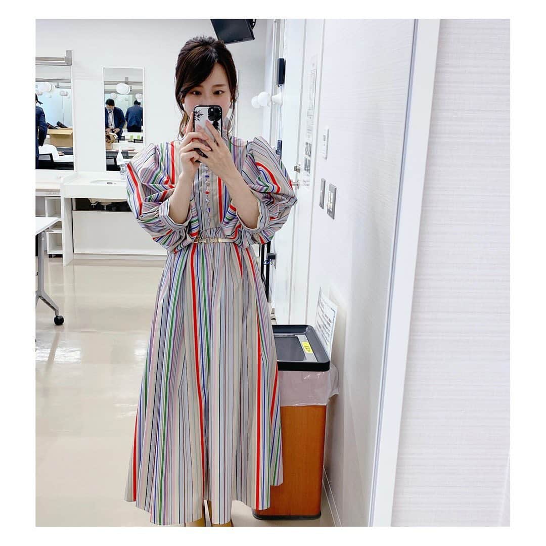 のインスタグラム：「MDPのテーマが 祭り！だったので カラフルなワンピースを着ました👗🌈  明るい服を着ると 気分も上がりますね〜💫  私服で着るのは勇気いるのだけれど。  でも、 たまに派手で明るい服を着ることを 皆さんにもオススメします。笑  #衣装 #MDP #舞台 #カラフル #ワンピース #北海道 #アナウンサー #ゴミ箱」