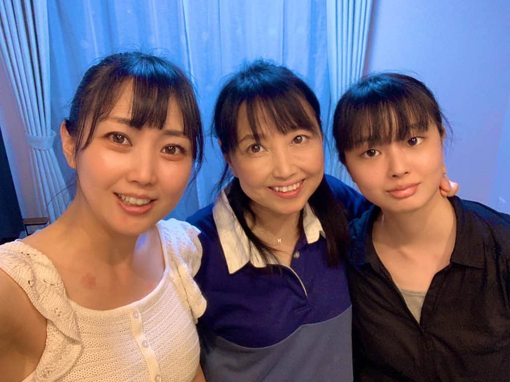 高橋沙織さんのインスタグラム写真 - (高橋沙織Instagram)「お母さんと妹が遊びに来たよ^ ^ 三姉妹って言ったげて⭐︎  24年後、多分だいたい真ん中みたいになると思ったら歳取るのそんなに怖くない。 いつまでも可愛い母に感謝。  #アルミカン高橋 #さおりん母 #さおりん妹 #三姉妹 #親子 #母と私似すぎ #24年後の姿」6月21日 23時50分 - arumikan_saorin