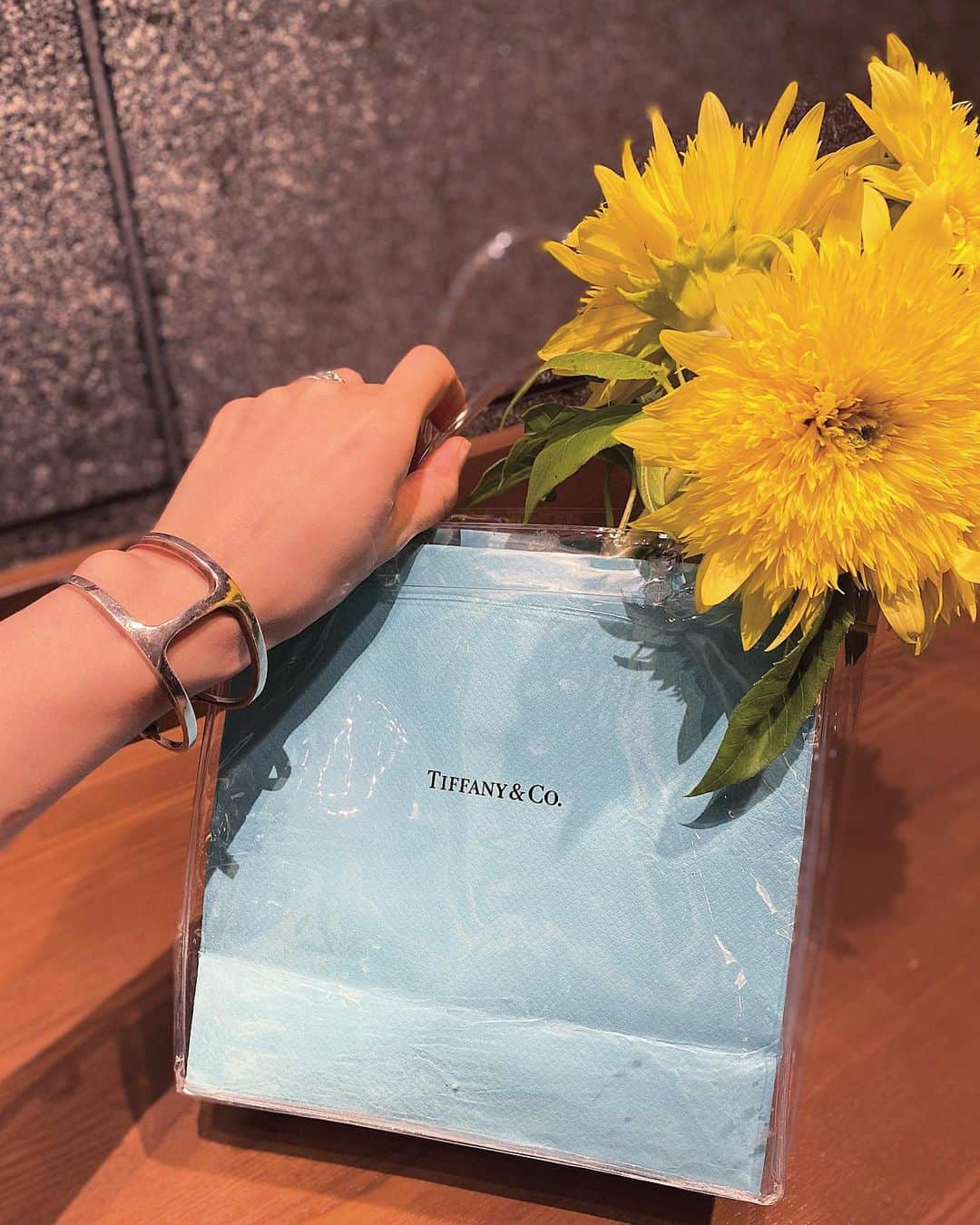 澤田友美のインスタグラム：「. Happyなかおのヒマワリを🌻みつけて💛 レモネードって名前のヒマワリなんだって✨ 繊細なヒマワリだよね🌻✨」