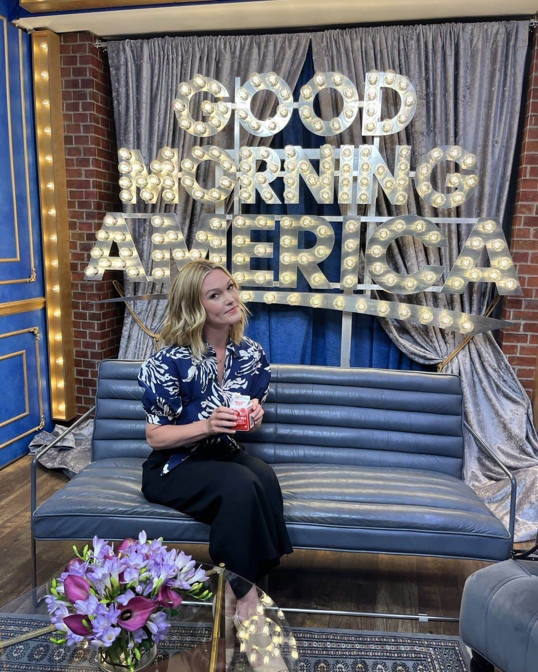 ジュリア・スタイルズのインスタグラム：「I’m just a girl, drinkin’ a kids size milk, hoping she can carry on a grown up conversation @abcgma3」