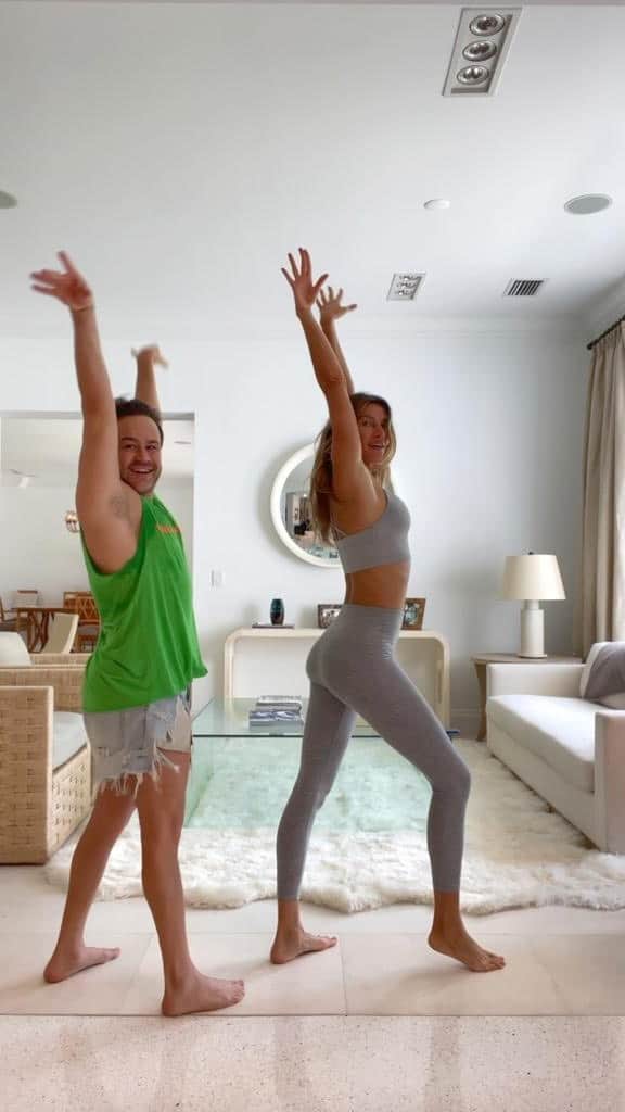 ジゼル・ブンチェンのインスタグラム：「Quem dança seus males espanta! @justneto sempre muito bom dançar contigo! 💃  Who dances scares away his woes! @justneto it’s always great dancing with you!」