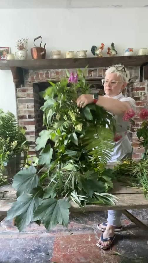 Tea and sittingのインスタグラム：「🌿🌳🍃A Live demonstration where I start to make what will hopefully be a sort of temporary green roof for the top of my front door during Golowan🍃🌳🌿 ( HUGE thanks to @megancsrobinson for all the gorgeous greenery 💚 )」