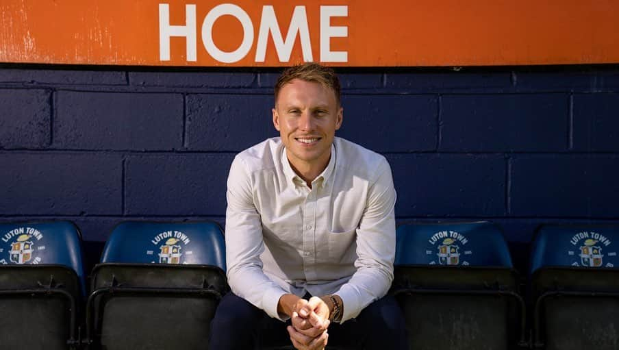 コーリー・ウッドローさんのインスタグラム写真 - (コーリー・ウッドローInstagram)「Absolutely delighted to be back where it all started for me! Looking forward to the years ahead! 🟠 @ltfc_official」6月22日 1時30分 - cauleywoodrow