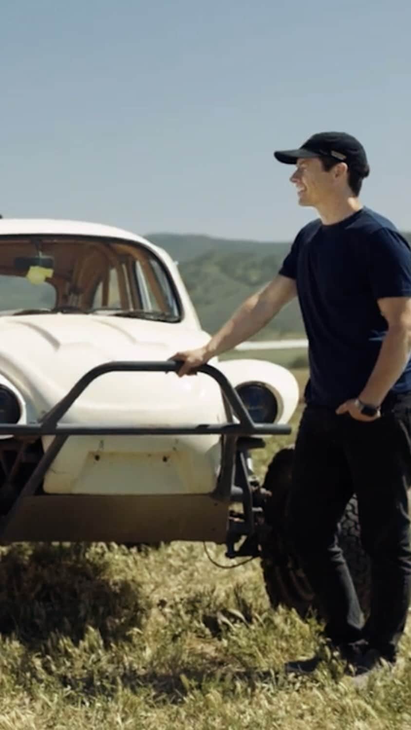 タナー・フォウストのインスタグラム：「@colletedavis and I did some off-the-charts off-road flying in a vintage VW Beetle. Check it out on @ebaymotors Youtube. #eBayMotors  Closed course. Professional drivers. Do not attempt.」