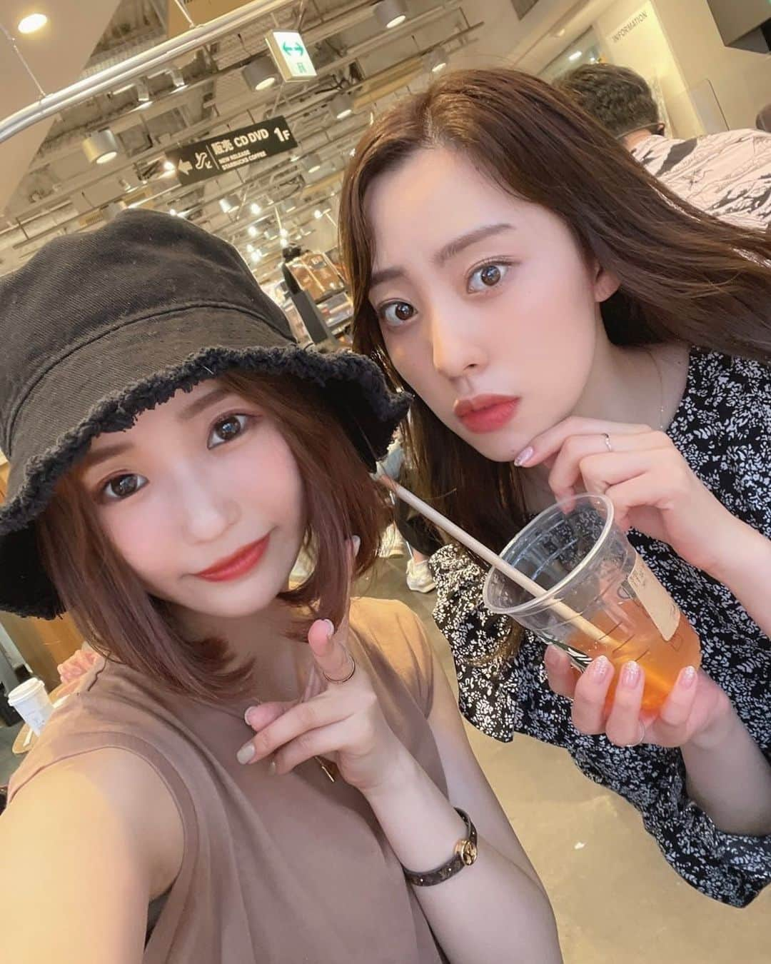 藤江れいなさんのインスタグラム写真 - (藤江れいなInstagram)「♡ スタバでのんびりしてたら 小林さんとばったり。 普段から笑い方とか発言とか 鏡なの？前世双子？って位被るんだけど 行く場所まで同じとは、、☕️🥺  ここまで来るとむしろ怖い、、みょん  👧▶︎ @kobayashichie_1012」6月22日 12時09分 - 01nyan0201