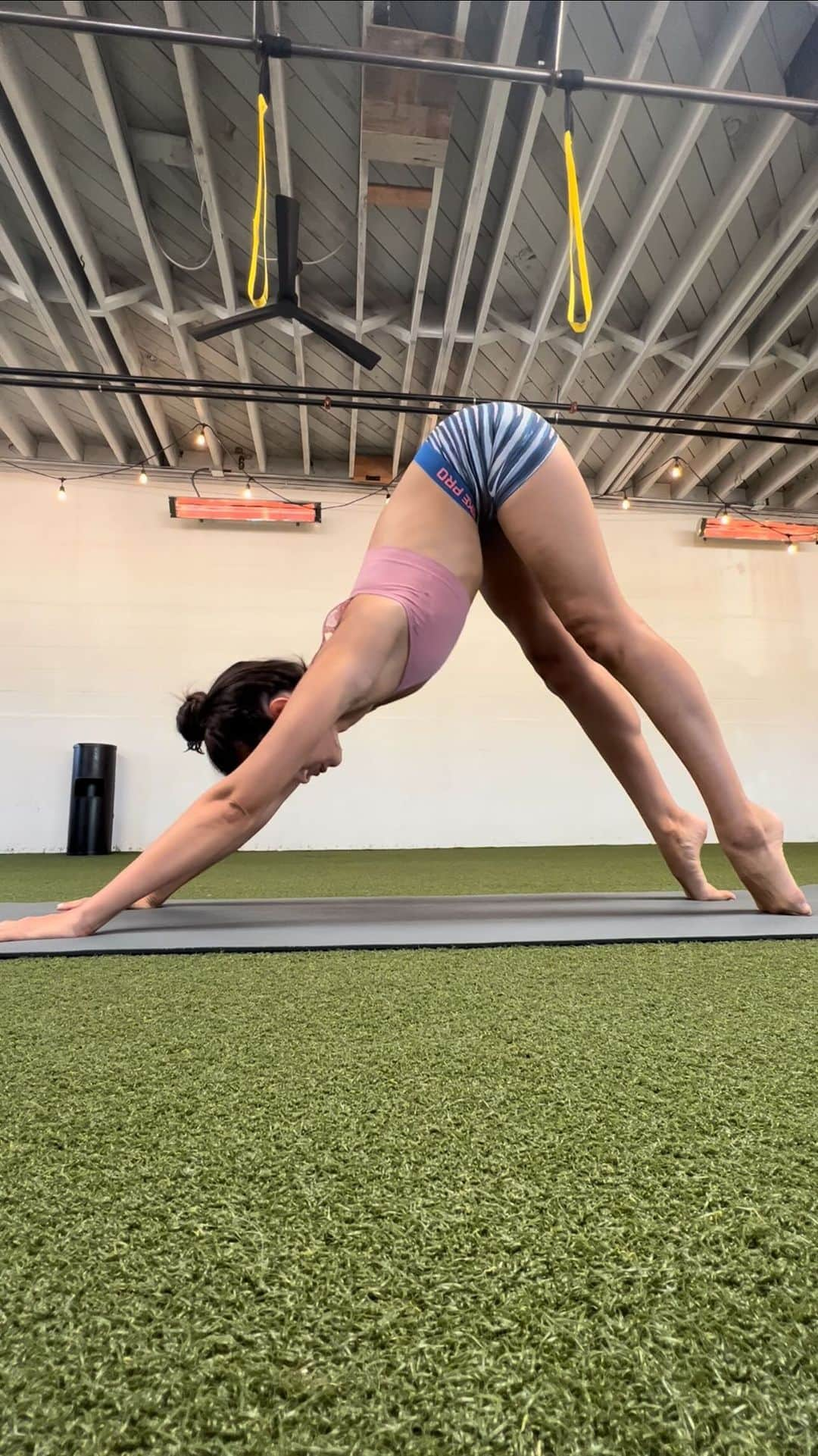 メロディー洋子のインスタグラム：「Every body is a yoga body! 🤍  すべての身体は、ヨガの身体！🥰  ヨガ好きですか？  #internationalyogaday #happyinternationalyogaday #yoga #flow #stretch #model」