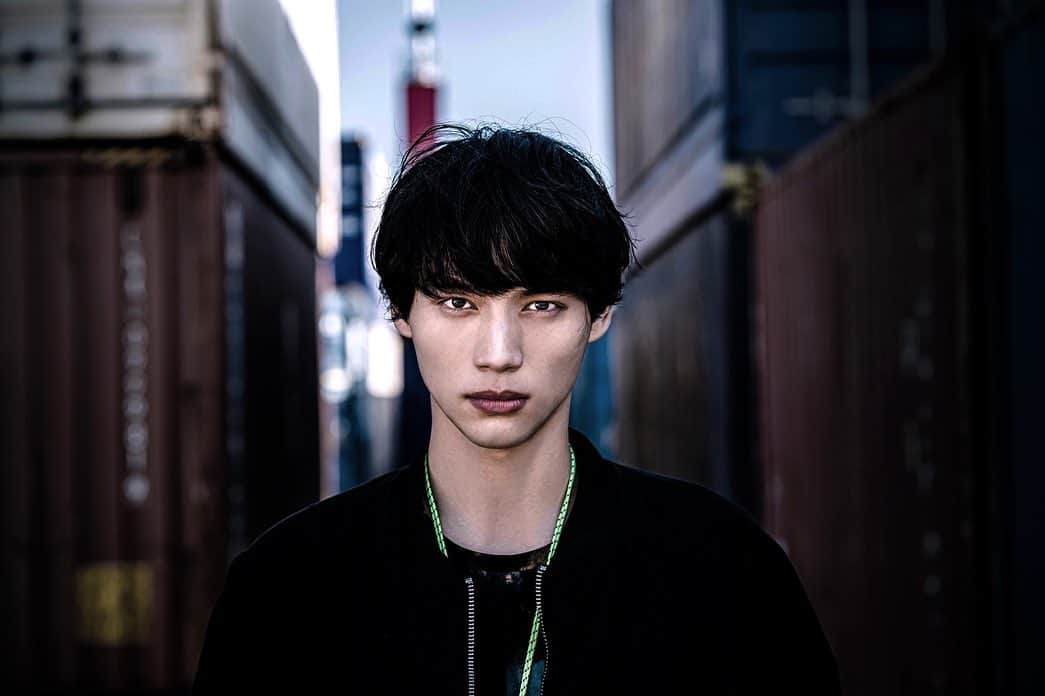 福士蒼汰のインスタグラム：「THE HEAD   みなさん、ようやく発表になりました！発表したくてうずうずしてました！！笑  『THE HEAD 2』にメインキャストとして出演することが決まりました！！念願の国際的なテレビドラマの第一歩として、この作品に出演できて本当に嬉しいです！  僕の役はコンピューターを得意としてる天才で、他のキャストは世界中から来ています！ 日本では2023年にHuluで見ることができます！お楽しみに！！  Hi guys. It’s finally announced that I’m in THE HEAD season 2 as a main character!!!  This is my first step international TV series that I’ve been dreaming. I’m playing a computer guy who is incredibly smart and knows everything about technology.  The casts are from all over the world in this TV series.  You can see it on a streaming services in your country in 2023. Don’t miss it!!」
