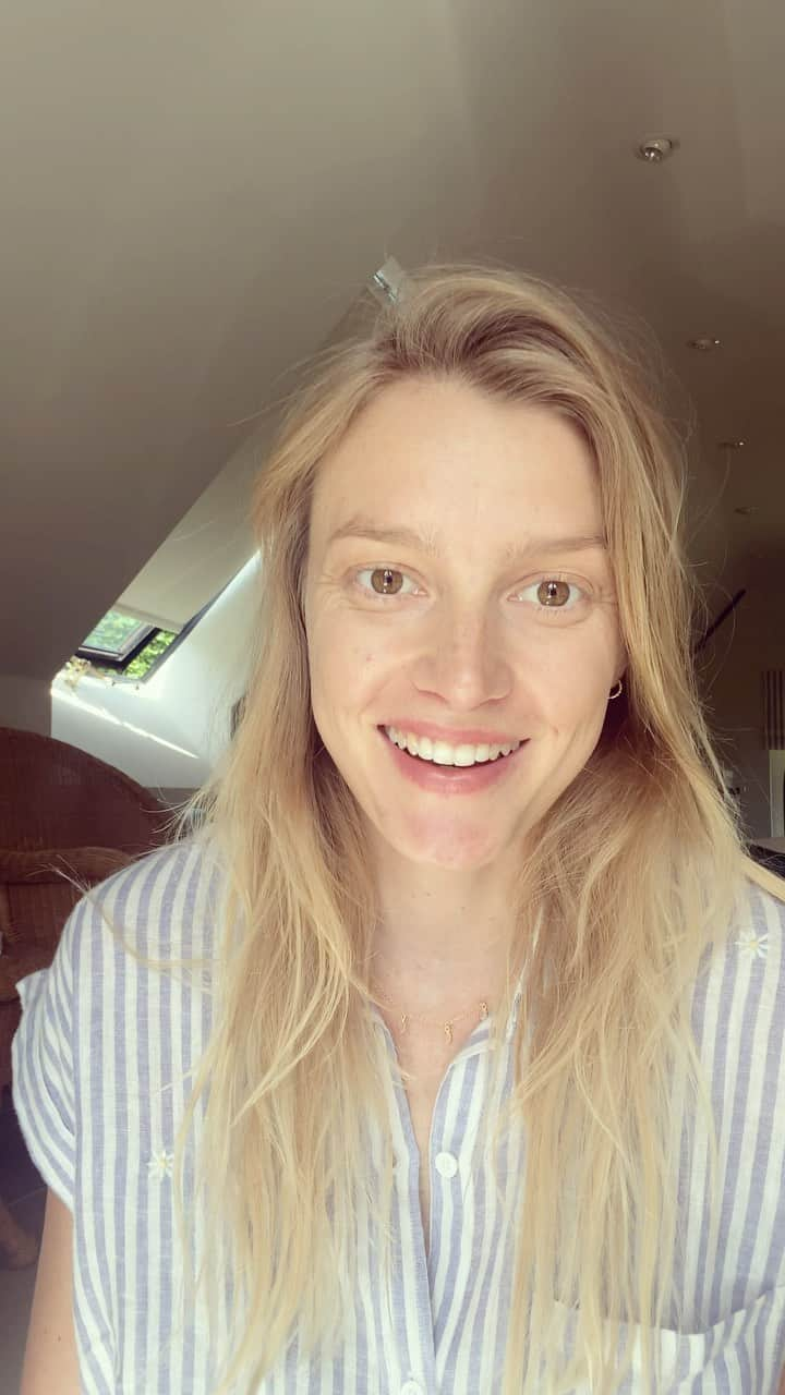 シグリッド・アグレンのインスタグラム：「Why is it so hard to change ?!!  Many of us have a lot of clarity on the things that aren’t working in their lives, on the things that need to change, and yet nothing happens ! Why is that?   Because it requires us to actually take action and do things differently, and that is really uncomfortable and even scary sometimes !   “You can’t do the same things and expect different results”. Self help books are amazing, but unless you take that knowledge and turn it into action it won’t help you get to where you want to be ! Life is too short not to live the life you are meant to live ❤️  #innertransformation #transformationaljourney #keepgrowing #liveandlearn」