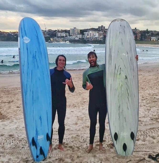 ジェームズ・フェルプスのインスタグラム：「"Checking out the surf mate". Great seeing and thanks to my old mate @dannyclayton and @tacoshelly for the surf lesson. I did end up drinking half the ocean after one (dare I say) epic wipe out...and loved every second of it 🤙🏄‍♂️🌊 #surf #surfing #adventureseeker #onlygoodvibes #pitted」
