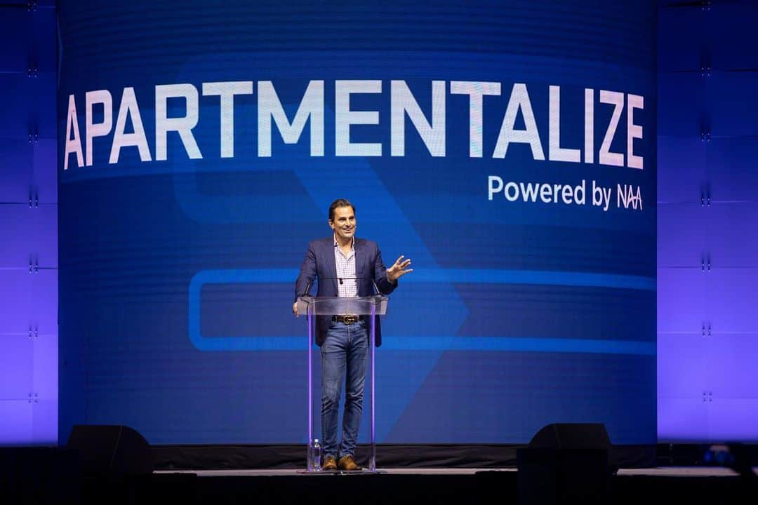 ビル・ランシックのインスタグラム：「I am excited to be back at @naahq #Apartmentalize to emcee, this time in #SanDiego! I’ll be interviewing some amazing speakers like @magicjohnson, @danicapatrick & @nicolekidman. If you interviewed them, what would you ask?」