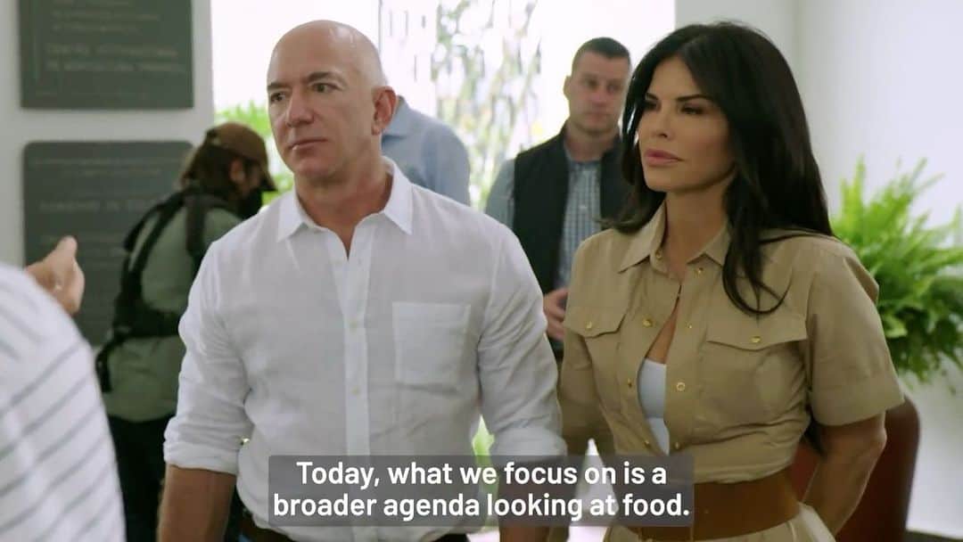 ジェフ・ベゾスのインスタグラム：「The math doesn't add up. Our current food and agricultural systems will not get us where we need to go.  By 2050, the world needs to be able to produce enough food to feed 10 billion people. As it stands, food is responsible for almost a third of global greenhouse gas emissions.  So how do we feed the world without compounding emissions?  We transform the agricultural and food systems we depend on – we evolve them to support life without further damaging the planet. We must make several transformations, including:  🐄 How we raise crops and livestock ✈️ Our agricultural supply chains 🥕 Our diets  The @BezosEarthFund is advancing these transformations through partners like the International Center for Tropical Agriculture (CIAT).   Earlier this year, we announced $17 million to support Future Seeds, CIAT’s state-of-the-art genebank in Cali, Colombia. Future Seeds is improving crops for higher yields, better nutrition and climate resilience.  To learn more about CIAT's work to climate-proof and shock-proof global foods systems, follow @bioversityciat.  Repost from @bezosearthfund •  #SystemsChange #FoodSecurity #FutureSeeds #ClimateChangeMitigation #OnlyOneEarth #FoodSystems」