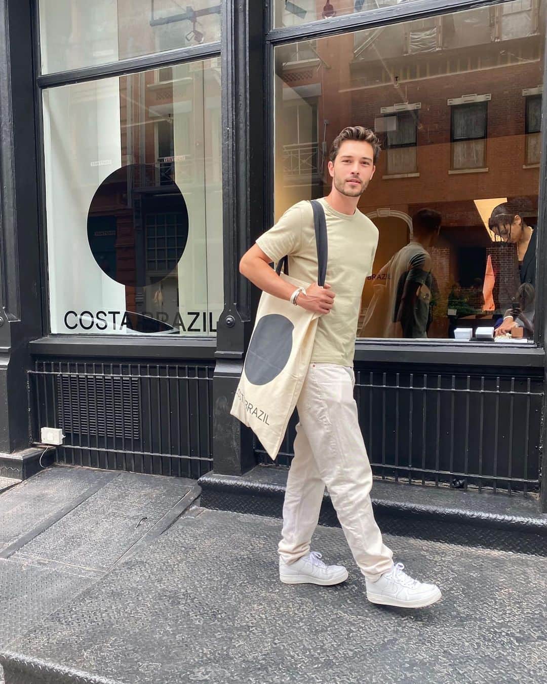 フランシスコ･ラチョースキーのインスタグラム：「I had a great time at @costabrazil pop up shop! Thank you @costafrancisco for the amazing experience. It was a pleasure experiencing new scents and getting to know more about natural resources from our beautiful country, Brasil.  If you are in NYC don’t miss out on the opportunity to check out costabrasil’s pop up store.   #FollowMyScent #CostaBrazilPartner」