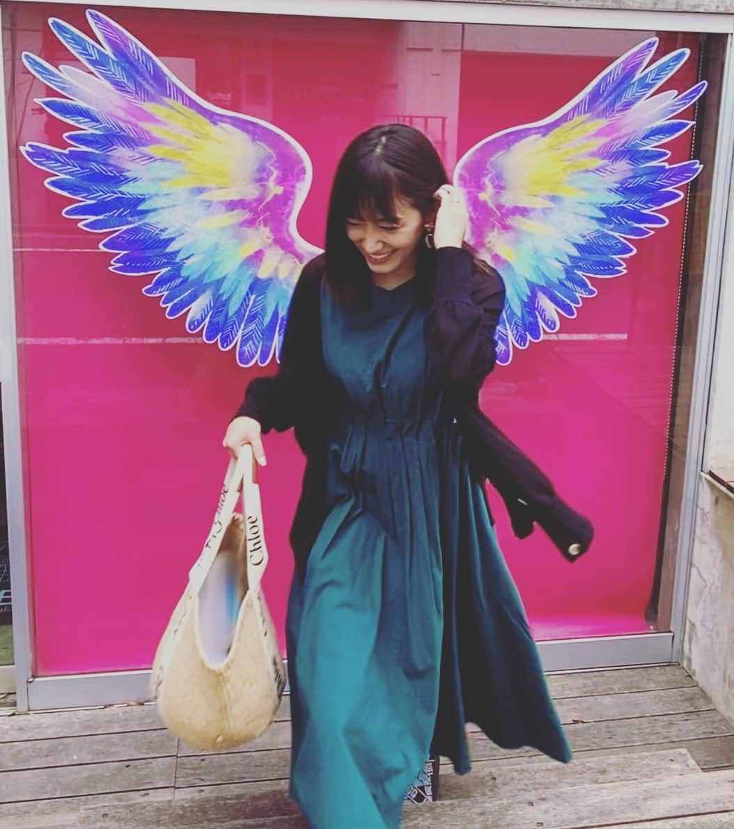 今村美乃のインスタグラム：「K-day…♡  俳優の#チチャンウク さん（#지창욱 )のファンクラブイベントに連れて行って頂きました🎶 #あやしいパートナー が大好きでどハマりしてたから、その写真もいっぱいあってテンション上がった😚！  しかもご本人わざわざ日本まで来てくれてたんだって…直筆サインもあって…韓国のアーティストの方ってどうしてこんなにファン想いなんでしょうか…🥲素晴らしすぎる。  そのあと、#スーパージュニア の#宇宙大スターキムヒチョル （ @kimheenim ）が来店した  赤坂のサムギョプサル屋さん　@yopu_official に🥓普通のサムギョプサル屋さんとは全然違うお店でした。  とにかく店内が綺麗で広い。焼いたお肉が綺麗でサイドメニューも上品なお味！すごく美味しかった！！  ４月のスジュのペンミライブも本当に最高で、「あなたのヒチョルがニッコニッコニー」を初体験できて🤣ほんと、楽しかったぁ〜。日本にも推しができたらすぐ会いに行けるのになぁ。。。  って思ってたんだけど、最近#ddt の上野選手にハマってます😂プロレス選手ね。めっちゃ爽やかでかっこいいんだぁ。  推し活は楽しいねぇ。明後日はナヨンさんのソロデビューだし、忙しい！！  #代官山 #東京観光 #東京グルメ #赤坂グルメ #サムギョプサル #サムギョプサル専門店」