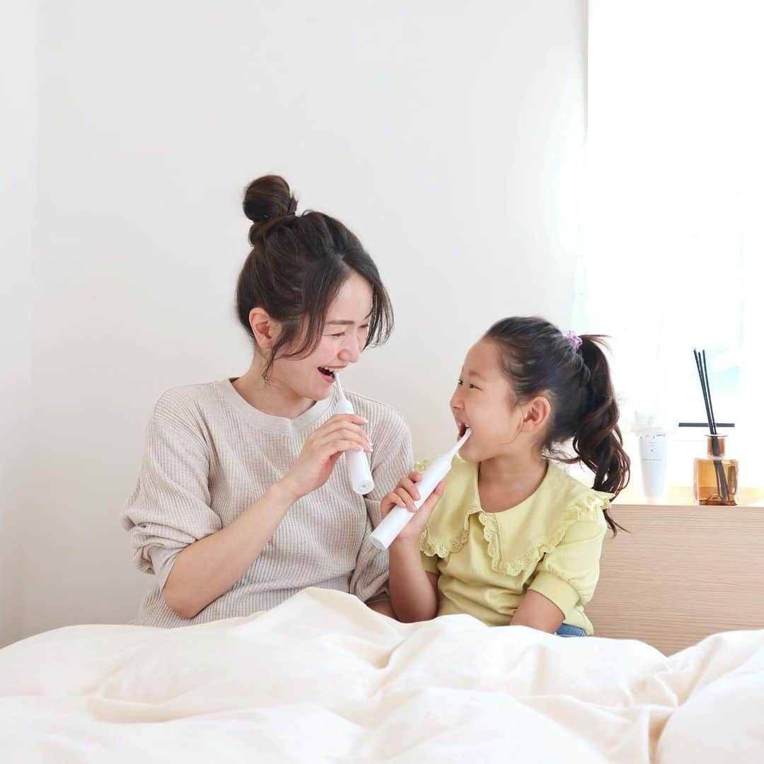 リナのインスタグラム：「はみがきTime🪥  我が家は、 子どもたちが小さい頃から 電動歯ブラシを使っています☆  3人分の仕上げ磨きが大変なのも理由の一つだけど、 歯垢をしっかり短時間で落としてくれるのが1番嬉しいポイント☝️  今回は、 家族全員で使えるFamily cosmeブランド For fam(フォーファム)さんから シリーズ初の電動歯ブラシ 『フォーファム　ソニック　トゥースブラシ』と 薬用歯磨きジェル『フォーファム　トゥースジェル』を頂きました♪  以前は、 はみがき嫌いだった娘も 可愛いイラスト付きの電動歯ブラシに替えてから、 ニコニコで磨いてくれてる👧  【お知らせタイマー】と 【自動電源OFF】で 適切な“歯磨き時間”を教えてくれるから、 子どものうちからしっかりとした習慣が身につけられるのも嬉しい❤️  お兄ちゃんお気に入りの トゥースジェルは、 研磨剤や発泡剤フリーで安全性にもこだわった9種の無添加処方！  子どもも安心して使えるし、 グレープとグリーンアップルミントの 二種類のフレーバーがあるから、 家族全員で使えるよ🌿🍎  家族の歯の健康のために、 みんなで楽しく 正しい歯磨きを身につけたいね♪ ...................................................... @forfam_official #Forfam #フォーファム #歯磨き #電動歯ブラシ #3児ママ #はみがき #歯ブラシ #小学生ママ #小学生女子 #小学生男子 #家族の時間 #pr」