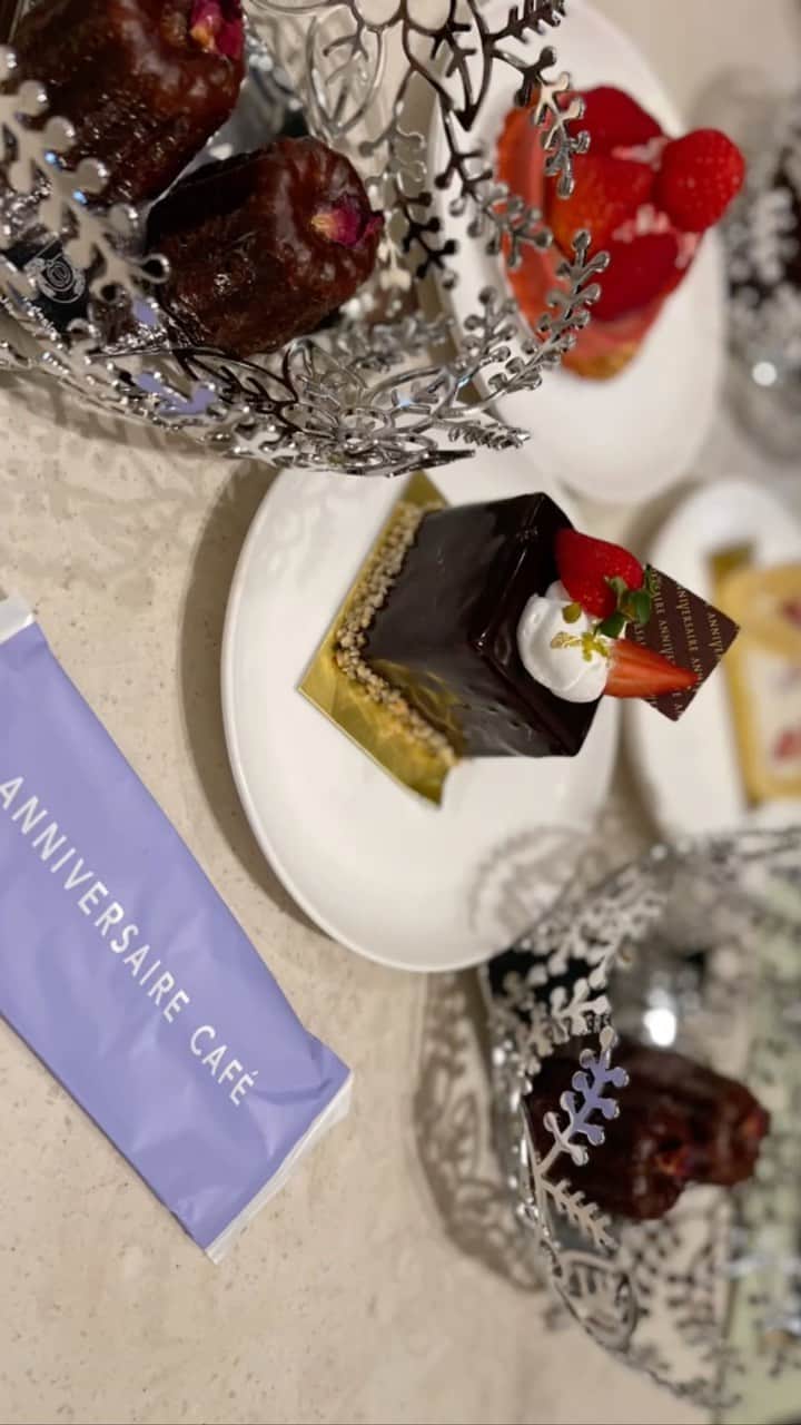 高嶋香帆のインスタグラム：「#anniversairecafe で薔薇のカヌレをみんなで食べてきました🥰💓 外はサクッと中はふわふわで堪らなく美味しかったぁ！！  #表参道カフェ #東京カフェ #japanesefood #japanesegirl #followmeplease」