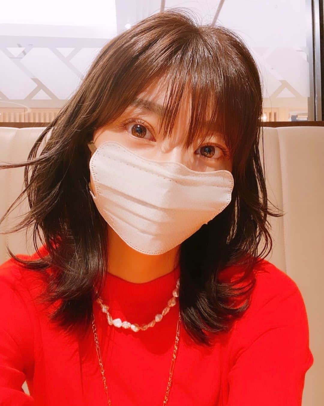 伊瀬茉莉也のインスタグラム：「✂︎♥️  ついに10代から使ってたヘアアイロンを新調。 @refa_mtg にしました🌿 オイルを毛先に少量つけてから巻くと 熱から保護されカールもしっかりキープ、 髪質も柔らかくなり、めちゃくちゃ良い💕 買って本当に良かったです✨  @tokyo_bihatsu_lab さんのトリートメントも すごくすごく良かった🌼  髪が綺麗だと気分上がりますよね🥰  #ヘアケア」