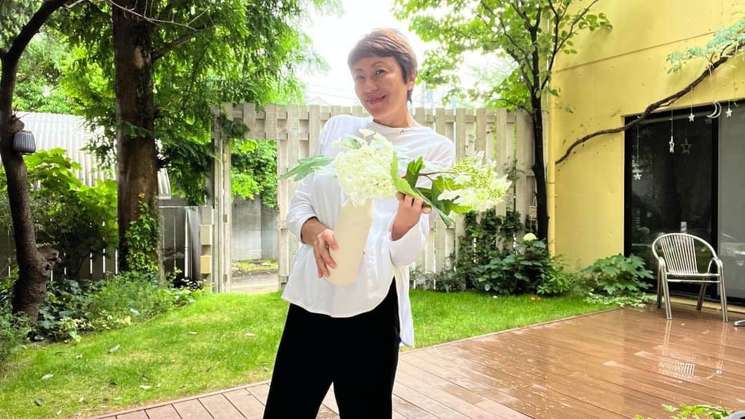 RIKACOさんのインスタグラム写真 - (RIKACOInstagram)「. 雨上がりの紫陽花を庭から〜 心を豊かにしてくれる生活を目指しています〜自分にとって何が大切か？生活のベースやちょっとした喜びを味わったり、自分を保つ為に❣️自分に愛情をあげる事が大切だと思う😘出来る事から初めよう〜　　☺️ #朝のモーニングルーティーン #YouTubeで紹介してます #😉」6月22日 9時31分 - rikaco_official