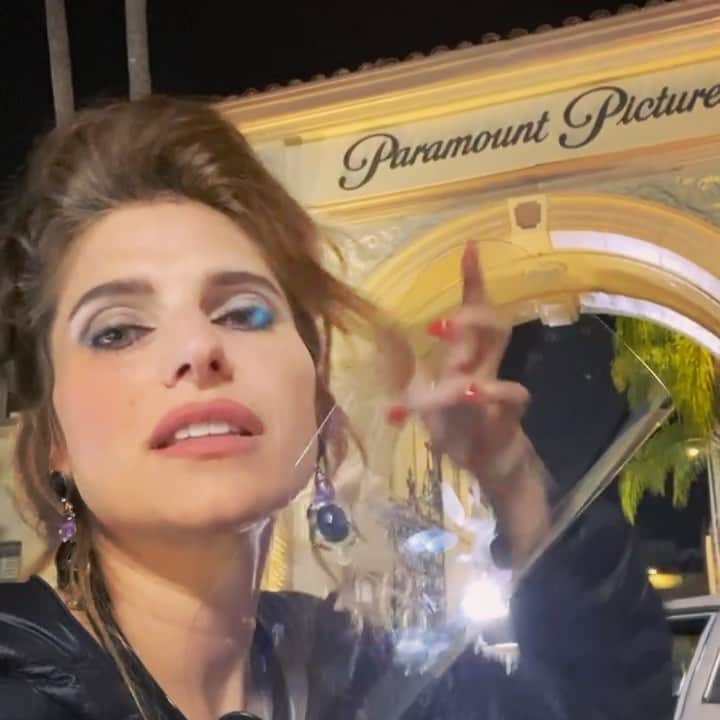 レイク・ベルのインスタグラム：「Lil’ #foryourconsideration post for @pamandtommyonhulu And yes, I’m in full hair & make up channeling Yasmine Bleeth circa 1996 to direct a night shoot of the Barbed Wire premiere. So. Consider that.」