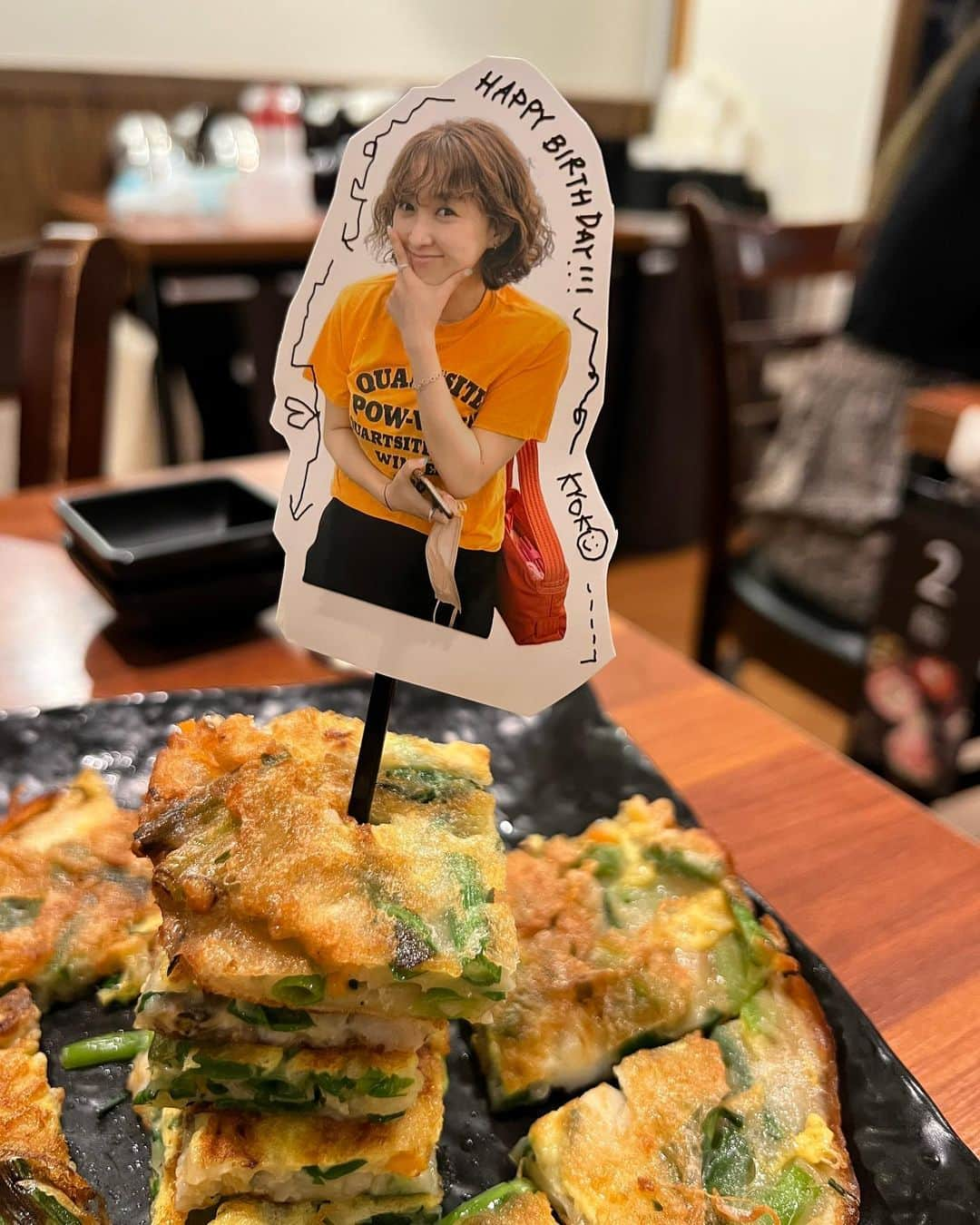 トリイクニコのインスタグラム：「🥘🥘🥘 キョーコお誕生日に行ったごはん屋さん♥⃛  どこですかとDM来ていたので残しておきますねー✍️  #モダン韓食堂  #鉄板釜ふたチャドル三合   2枚目▶︎ホントはせりも乗ってるんだけど、2人とも食べないので外してもらいましたw  3枚目▶︎真ん中はケランチム🥚  写真入れ忘れたけど、 〆の味噌チゲおじやまでがセット。 なかなかのボリュームでチヂミはテイクアウトにしてもらった😂  7枚目▶︎ 外観だけ韓国カフェみたいw  美味しかったしまた行きたい‼︎ 他のメニューも食べてみたい♡  久しぶりの外食楽しかった🫶🏻 @kyonkyon621  ハピバ〜🎉🎉🎉💓  #トリイの韓国飯🇯🇵」