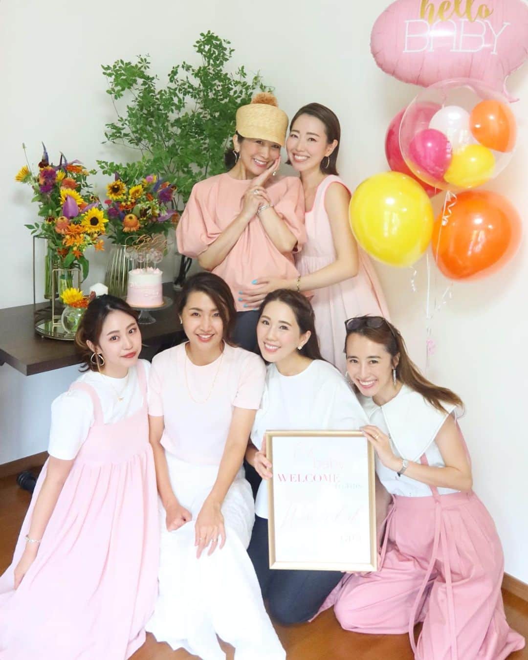 Mai Wakimizuのインスタグラム：「昨日のお昼休み、真加のお誕生日lunch会を無事に終えなんの気なしにオフィスに戻ると、開くはずのドアが誰かに押さえられていて開かない。笑 え？まさかまさかと思いながらも静かに待ってると(笑)、めちゃくちゃ可愛いbaby showerが用意されていた（；＿；）♡えー次は私のお祝い？笑 1日に2度のお祝いを計画してくれてたなんて申し訳なさすぎる。笑 憧れていたpinkのbaby showerがまさか実現出来るなんて夢みたい！お花もボードもケーキもバルーンもそして皆も可愛過ぎ！ 日に日に大きくなって行くお腹を抱えながらも出産に対してなぜか現実味無かったけど、もうすぐ産まれるんだ！って皆のおかげで実感出来た♡休み休みでお仕事させてもらってること、心強く感謝でしかないです♡愛あるteam LINKABLEに支えられてこの上なく幸せです♡皆有難う！胸いっぱい＼(^o^)／ #babyshower#ベビーシャワー#妊娠9ヶ月」