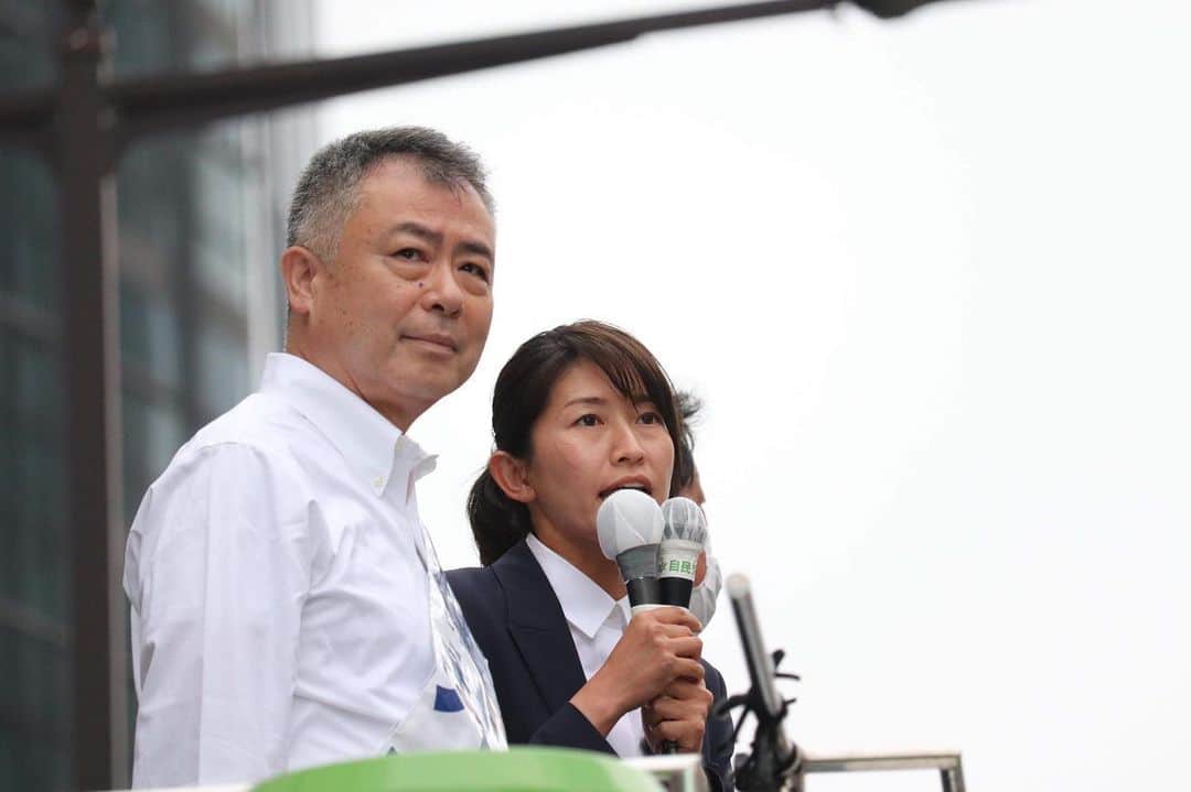 森下千里のインスタグラム：「いよいよ、参議院議員選挙が 始まりました。  仙台で出陣式を終え、 松島〜東松島〜石巻〜南三陸と 街頭演説会と、 遊説とまわってきました。  初日なのに、 あちらこちらから、 桜井がんばれーと手を振っての応援。 これが、24年の軌跡なのだと感じました。  その後、 仙台へ戻って、 岸田文雄総裁　街頭演説会へ。  仙台駅前は凄い人。 わたしも 自民党広報カー「あさかぜ」に乗り、マイク🎤を握りました。  これから１８日間の戦いになりますが、皆さん、よろしくお願い申し上げます。  #期日前投票 #あしたから #自民党」