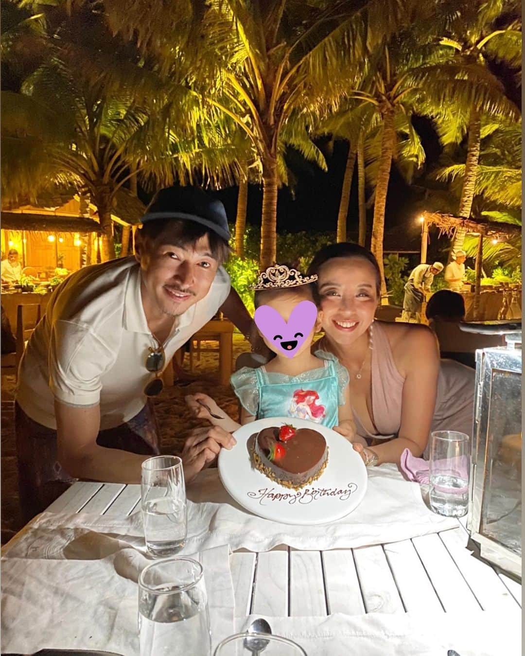 PINKYのインスタグラム：「Happy 5th birthday to my dearest princess👧🏻❤️👑  夢にまで見た場所で娘の5歳の誕生日を迎えることができました🎂  お祝いメッセージをくださった皆様ありがとうございます🥰💌  ・・・  #love #happy #family #5thbirthday #happybirthday #dearestdaughter #babygirl #parentslife #familytrip #maldives」