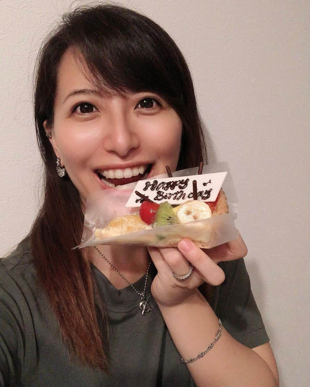 矢部あやのインスタグラム：「無事35歳になりました🎉 夫とまだ離れ離れなので自分でお祝い🍰 欲張ってフルーツタルトとチーズタルト買った✨ ・ #happybirthdaytome #quilfaitbon  #誕生日おめでとう自分 #キルフェボン」