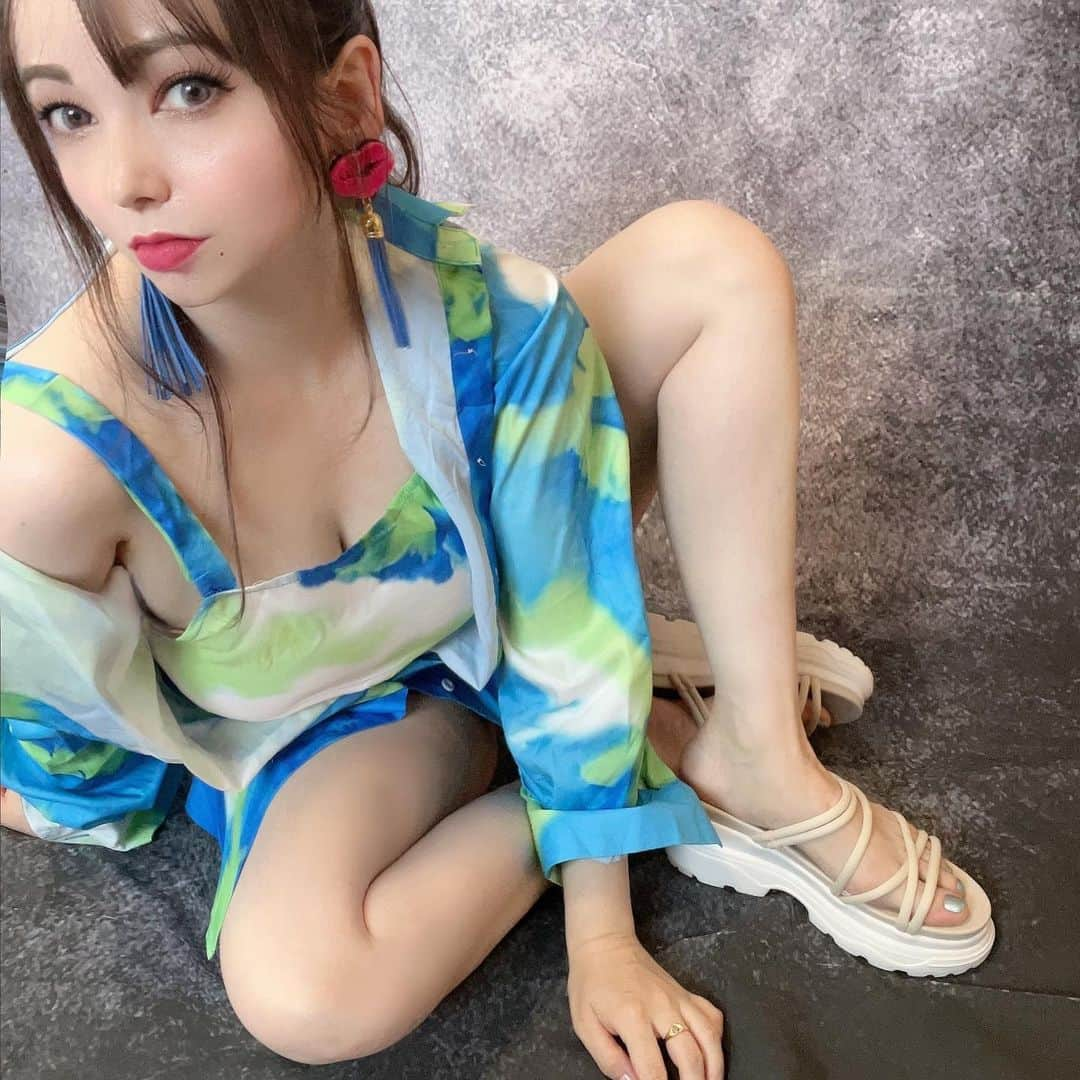 ミシェリマリコさんのインスタグラム写真 - (ミシェリマリコInstagram)「夏だ！  梅雨が明けたら本格的に夏がくる🤩✨ 新しい水着も買ったよ♪  今年の夏は派手目に行きます！笑  サンダルは@abc_mart_japan で好評発売中の @nuovo_official コード スニーカー サンダル♪  * *     @narrow_official #abcマートアンバサダー #abcmart #abcマート #エービーシーマート #abcマート女子 #厚底サンダル #ミュールサンダル #abcマート足元倶楽部 #ボリュームソール #ボリュームサンダル #アンクルストラップ #2wayサンダル #夏 #夏サンダル #厚底 #スニーカーサンダル #美脚サンダル #ショートパンツ #夏 #夏ファッション #夏コーデ #セットアップコーデ #ハーフ #ポニーテール」6月22日 22時13分 - michellymariko